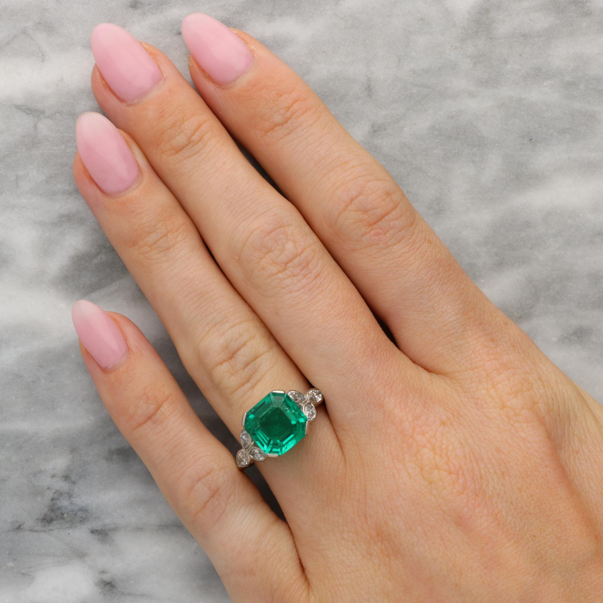 Anello vintage certificato con smeraldo colombiano e diamante marquise da 3,14 carati in platino in vendita 1