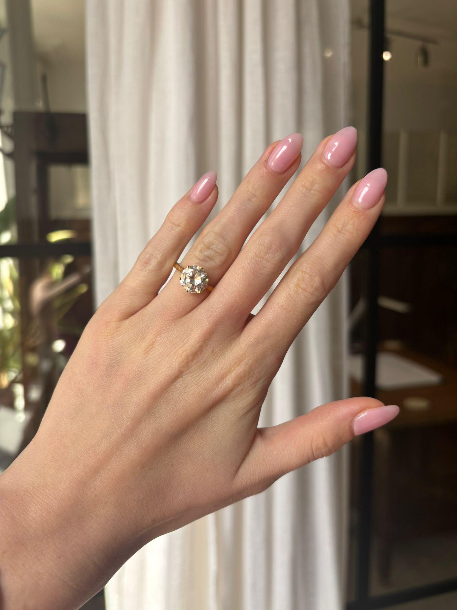 Ein wunderschöner, zertifizierter Solitärring aus 18 Karat Gelbgold mit 3,40 Karat Diamanten im Brillantschliff. 

Das Stück ist in der Mitte mit einem funkelnden zertifizierten 3,40ct runden Diamanten im Brillantschliff besetzt, die sechs Krallen