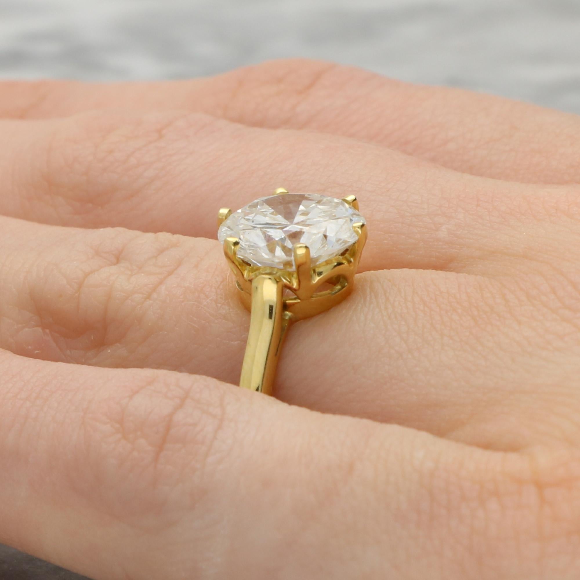 Solitär-Ring aus 18 Karat Gold mit zertifiziertem 3,40 Karat rundem Diamanten im Brillantschliff im Zustand „Hervorragend“ im Angebot in London, GB