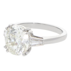 Vintage-zertifizierter Dreisteinring aus Platin mit einem alten Diamanten im Kissen-Schliff von 4,07 Karat