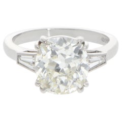 Vintage-zertifizierter Dreisteinring aus Platin mit einem alten Diamanten im Kissen-Schliff von 4,07 Karat