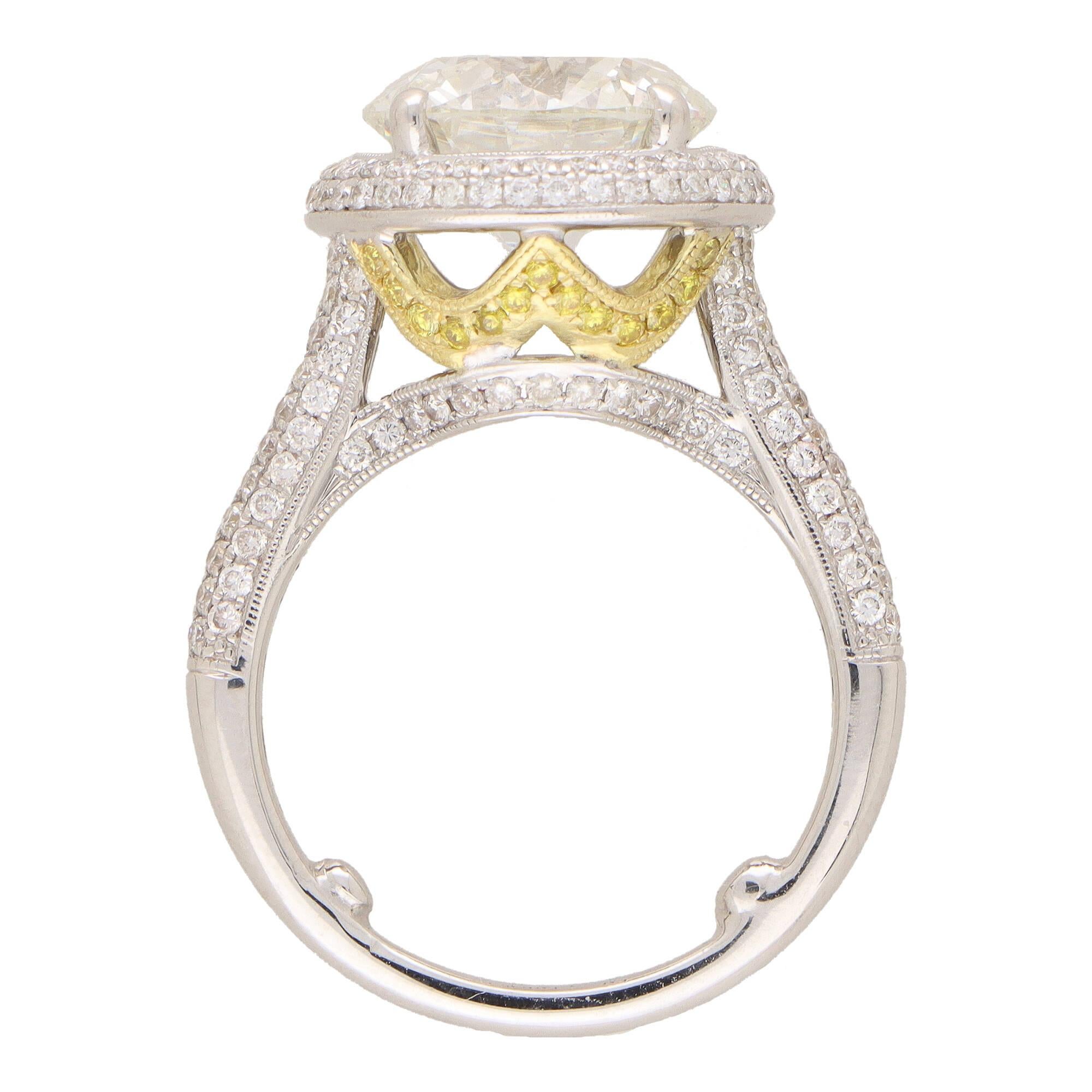 Vintage Certified 4.34ct Diamond Halo Ring in Platinum and Gold In Excellent Condition For Sale In London, GB