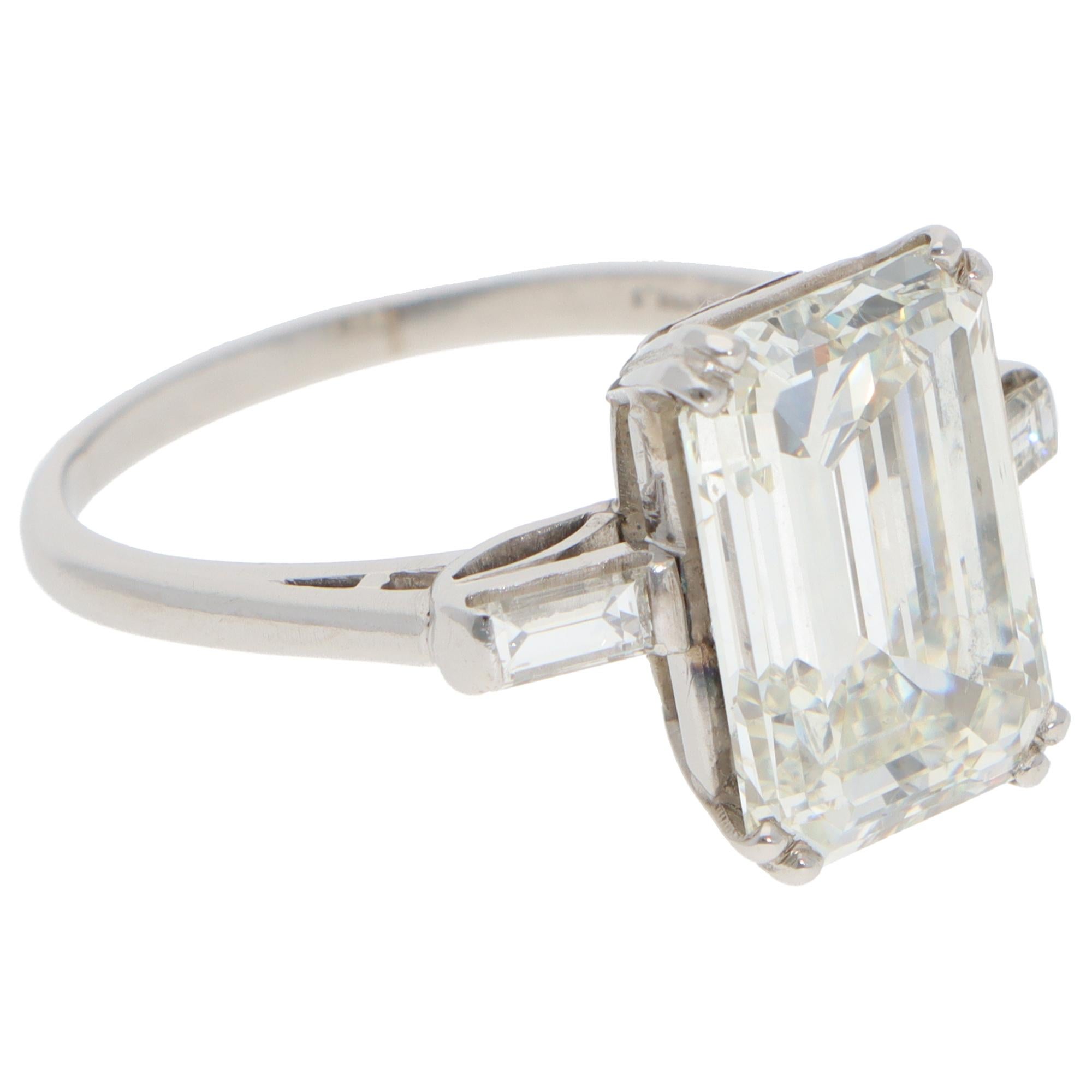 Taille émeraude Vintage Certified 6.35ct Emerald-Cut Diamond Three Stone Ring (bague à trois pierres) en vente