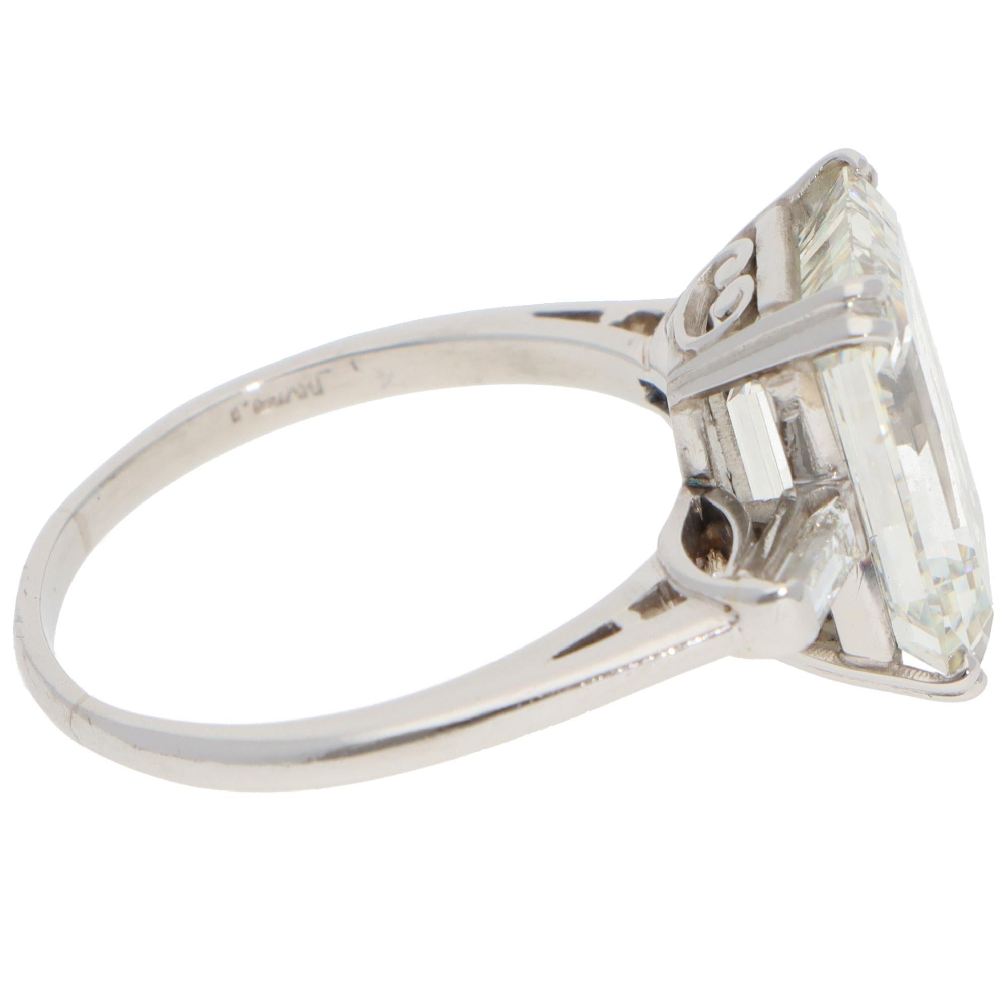 Vintage Certified 6.35ct Emerald-Cut Diamond Three Stone Ring (bague à trois pierres) Excellent état - En vente à London, GB