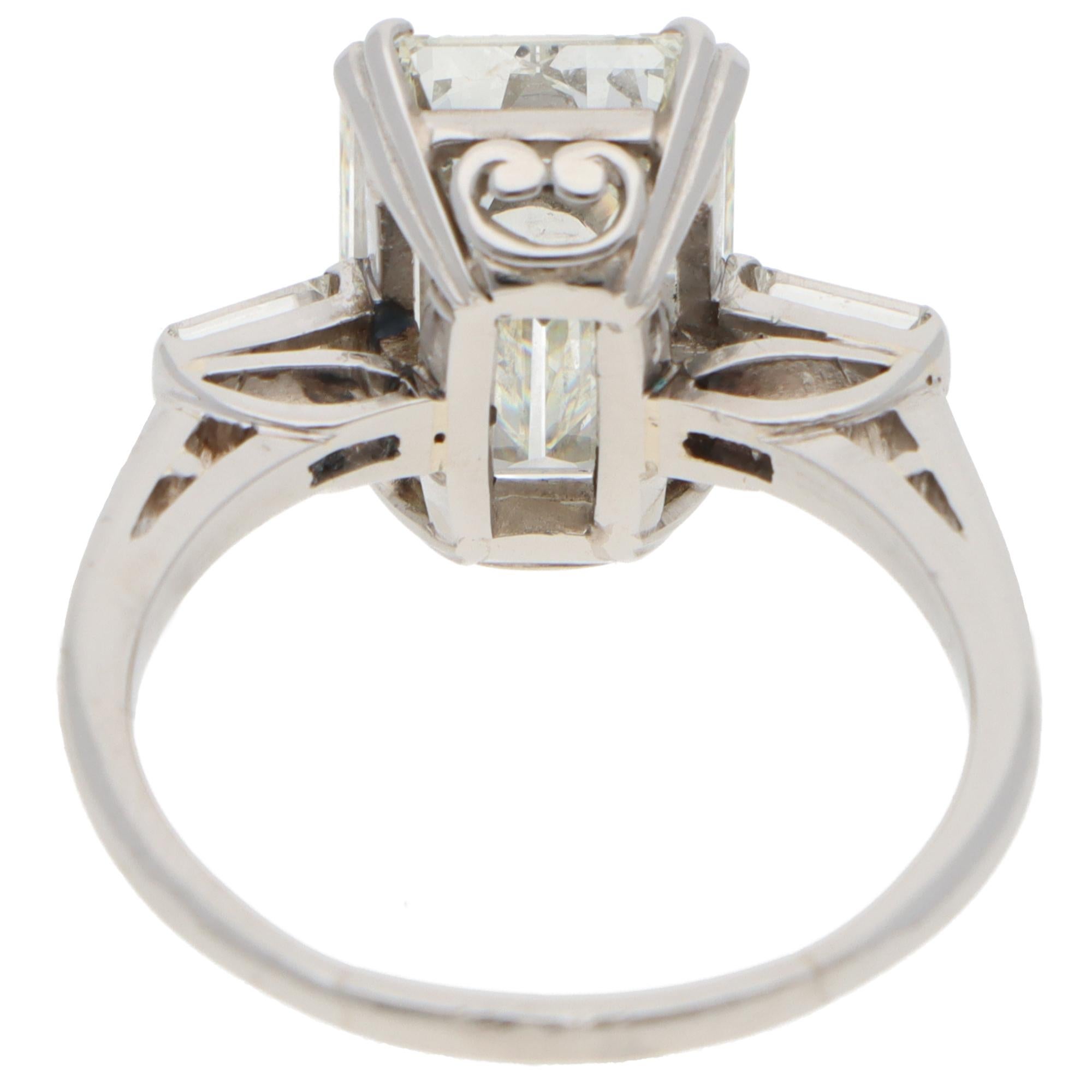 Vintage Certified 6.35ct Emerald-Cut Diamond Three Stone Ring (bague à trois pierres) Unisexe en vente