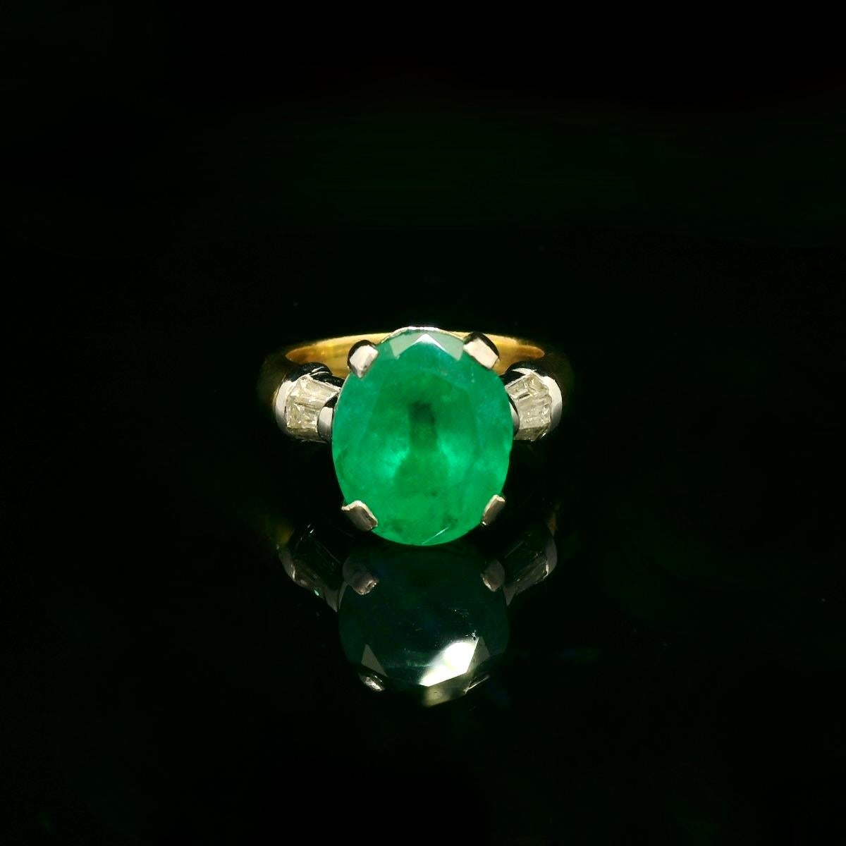 Emerald Cut Vintage Certified 7.15 Carats emerald ring For Sale