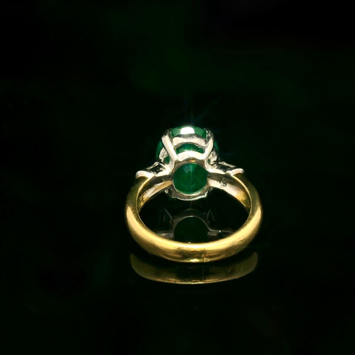 Vintage Certified 7.15 Carats emerald ring In Good Condition For Sale In Uccle, BE