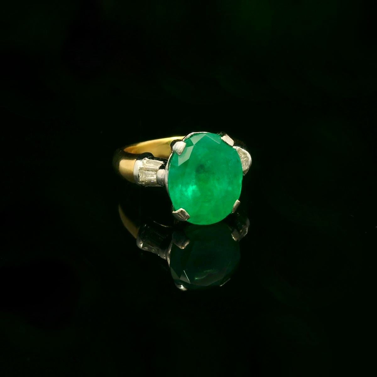 Women's or Men's Vintage Certified 7.15 Carats emerald ring For Sale