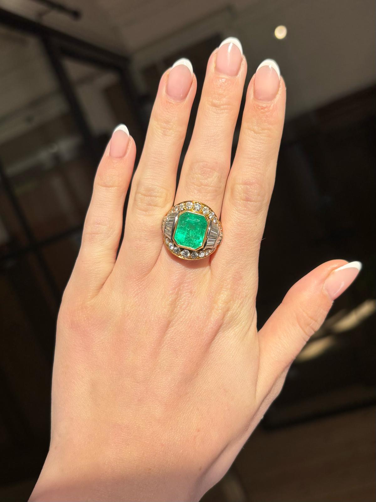 Vintage Certified 7.20ct Colombian Emerald and Diamond Ring in 18k Yellow Gold For Sale 4