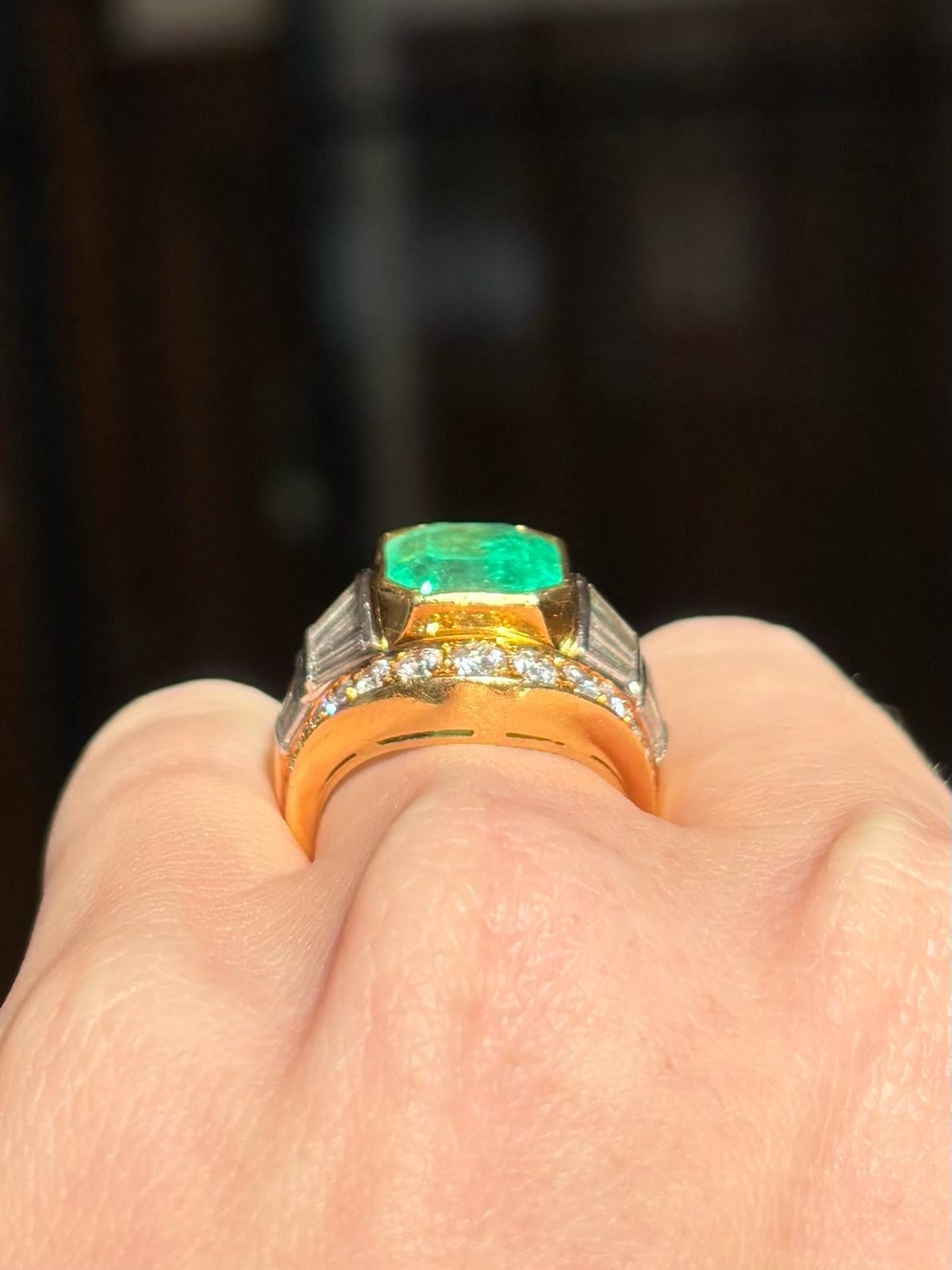 Vintage Certified 7.20ct Colombian Emerald and Diamond Ring in 18k Yellow Gold For Sale 5