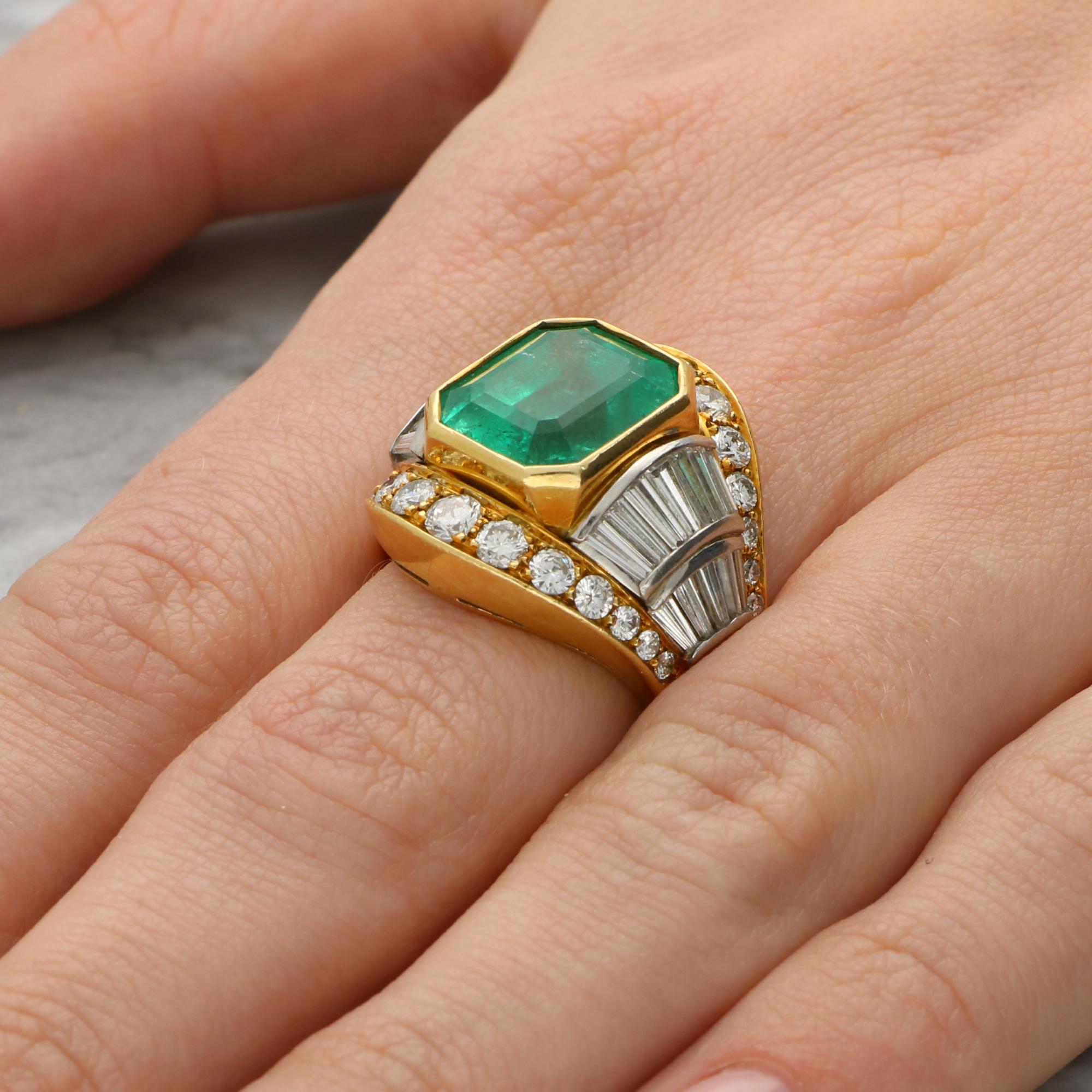 Vintage Certified 7.20ct Colombian Emerald and Diamond Ring in 18k Yellow Gold In Excellent Condition For Sale In London, GB