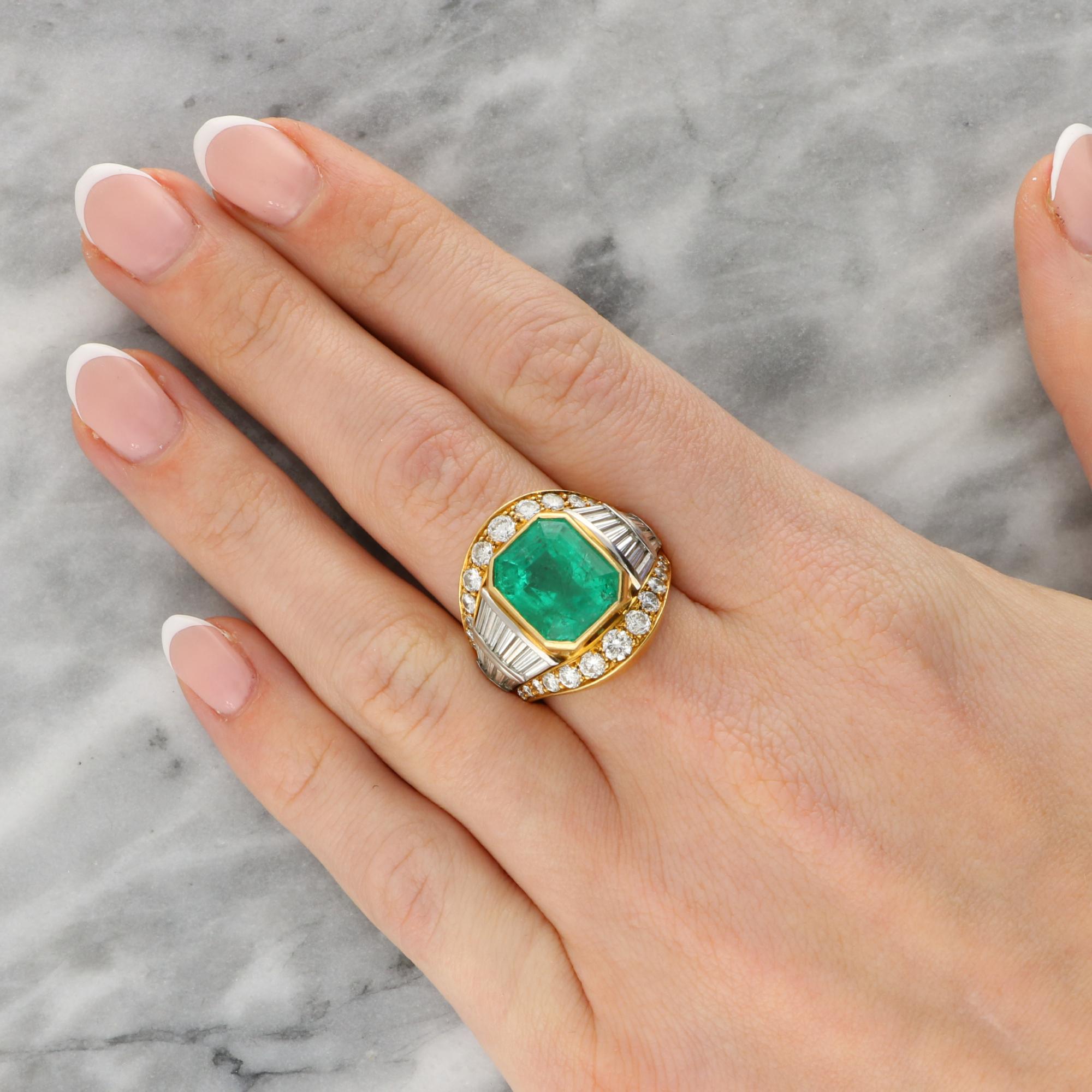 Women's or Men's Vintage Certified 7.20ct Colombian Emerald and Diamond Ring in 18k Yellow Gold For Sale