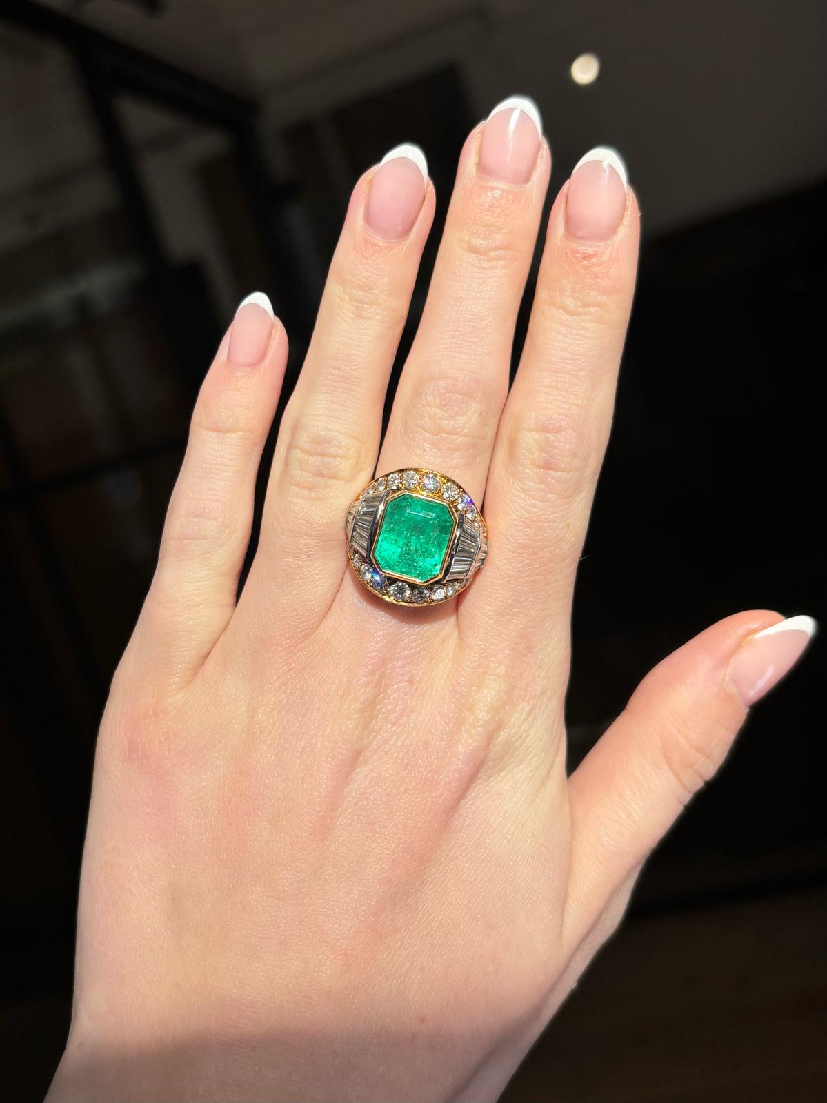 Vintage Certified 7.20ct Colombian Emerald and Diamond Ring in 18k Yellow Gold For Sale 1
