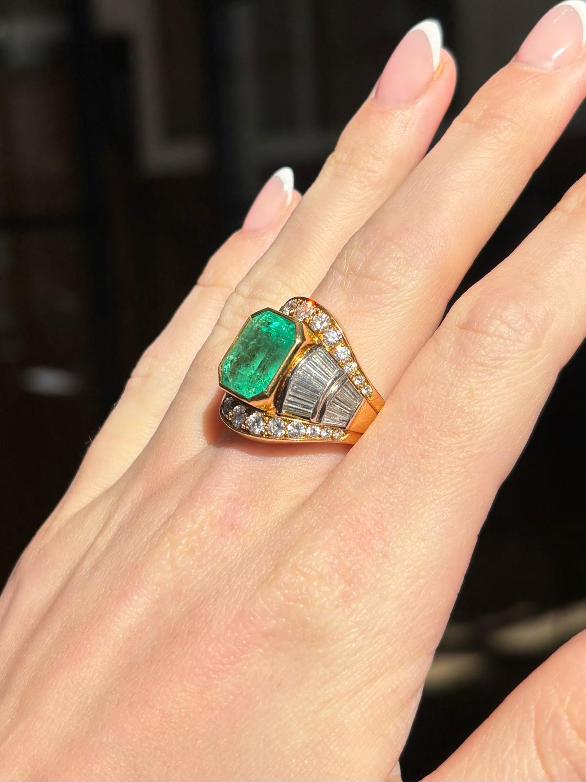 Vintage Certified 7.20ct Colombian Emerald and Diamond Ring in 18k Yellow Gold For Sale 3