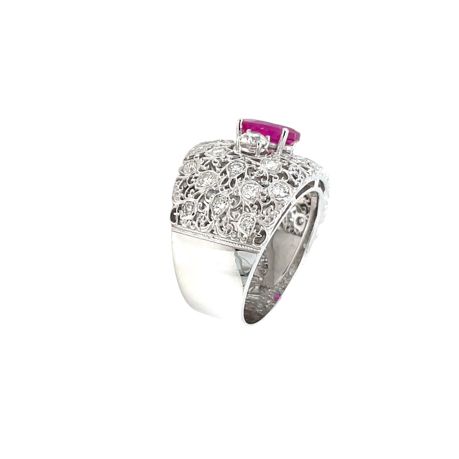 Vintage Certified No Heat Burma Ruby Diamond Engraved Gold Ring In Excellent Condition For Sale In Napoli, NA