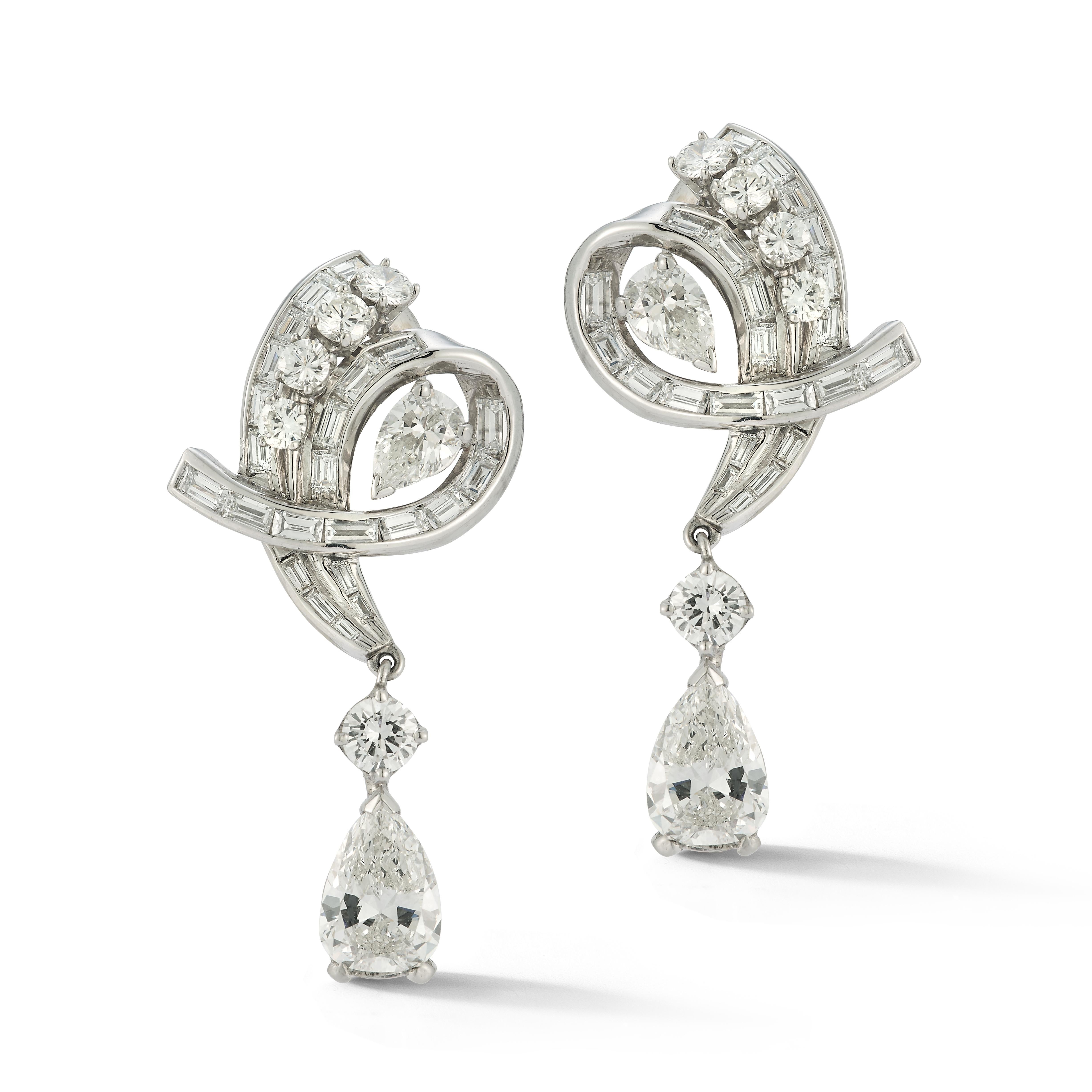 Vintage zertifizierte birnenförmige Diamant-Ohrringe

Ein Paar Ohrringe aus Weißgold, besetzt mit 46 Diamanten im Baguetteschliff, 10 Diamanten im Rundschliff und 4 birnenförmigen Diamanten. 

Begleitet von 2 GIA-Berichten für die 2 birnenförmigen