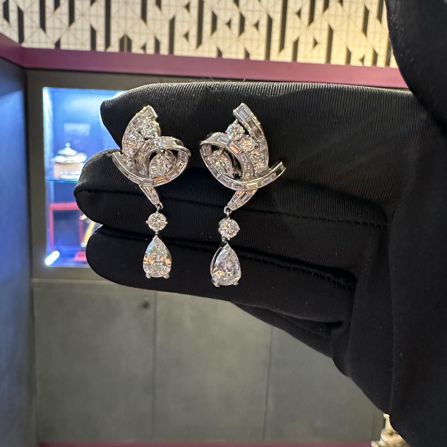 Vintage zertifizierte birnenförmige Diamant-Ohrringe im Zustand „Hervorragend“ im Angebot in New York, NY