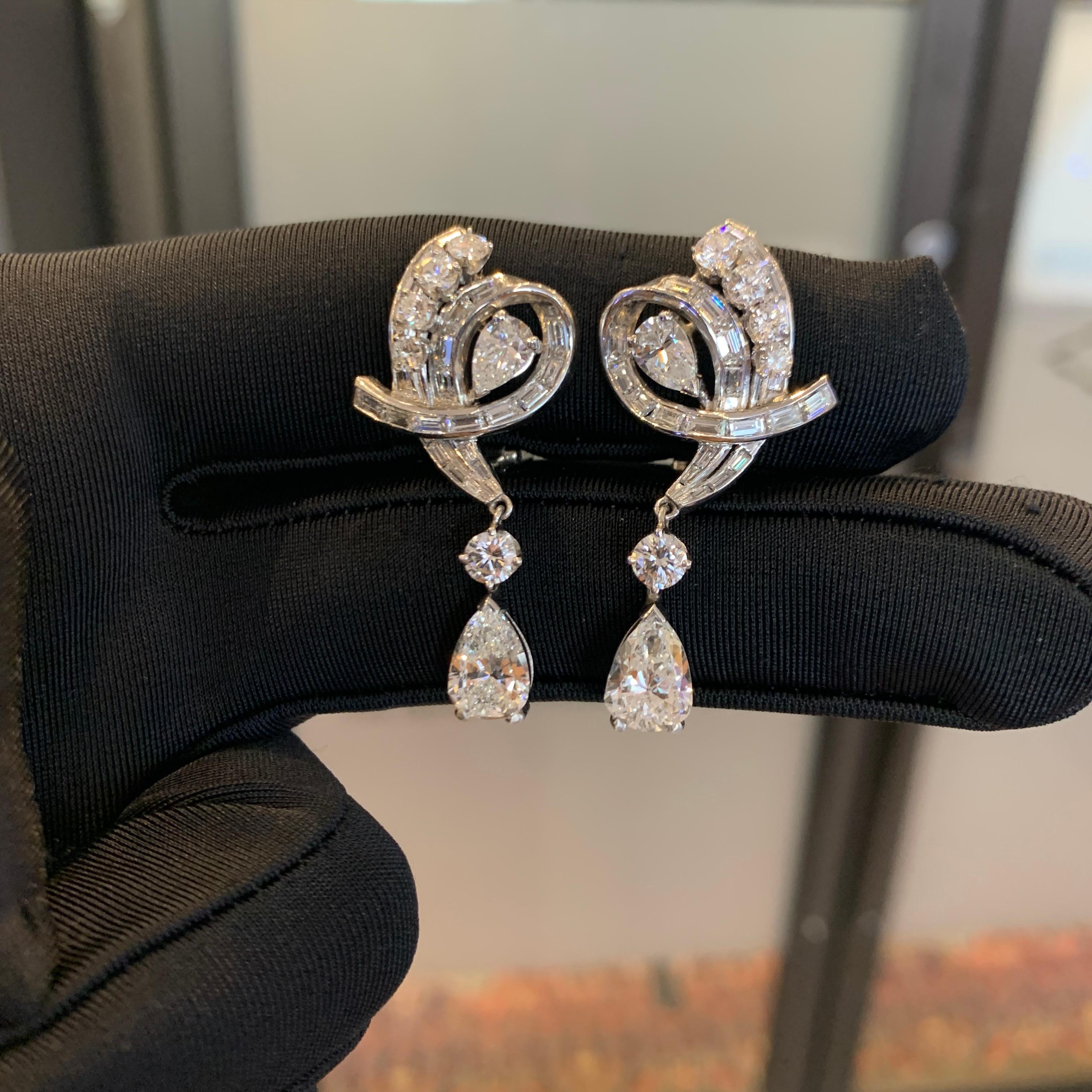 Vintage zertifizierte birnenförmige Diamant-Ohrringe Damen im Angebot