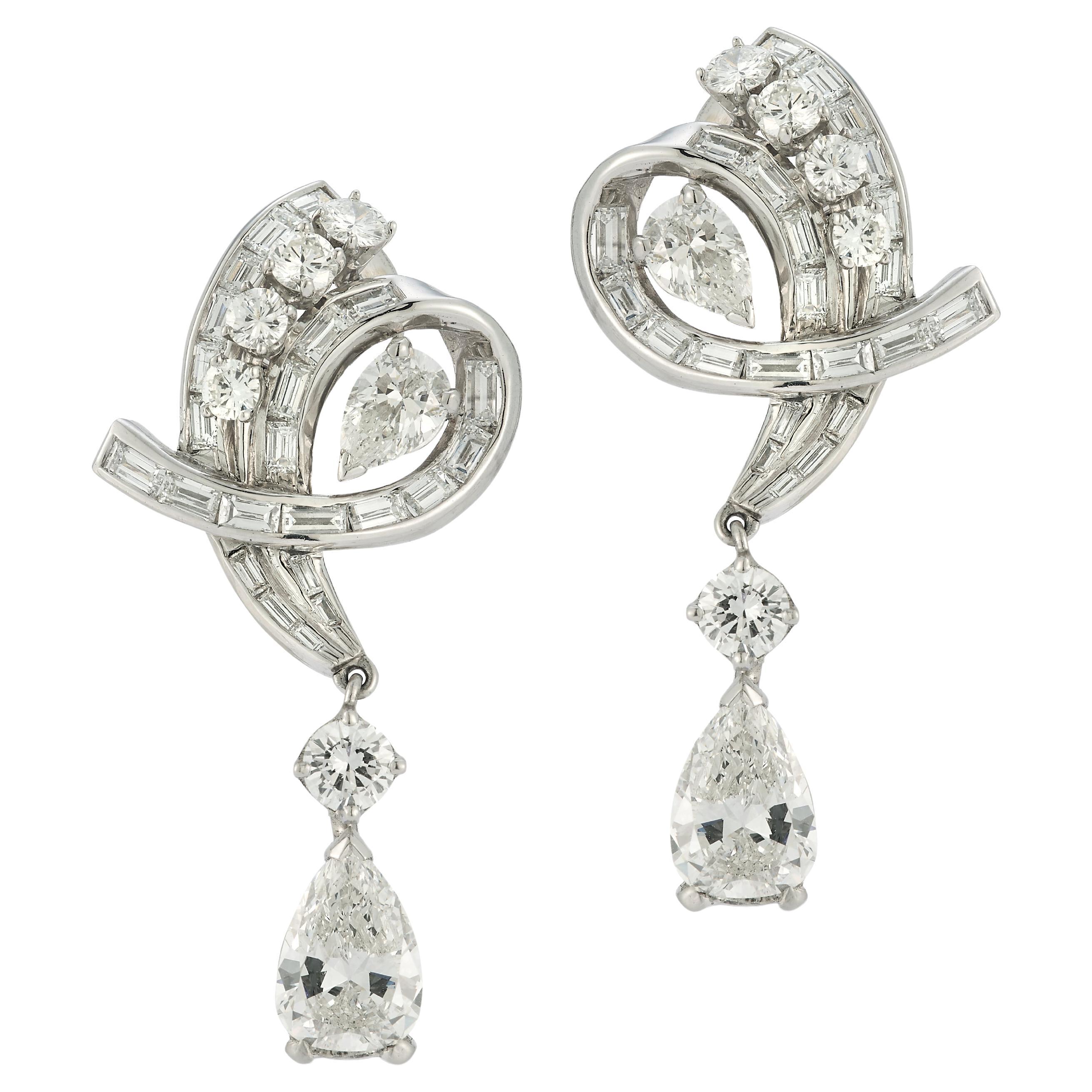 Vintage zertifizierte birnenförmige Diamant-Ohrringe im Angebot