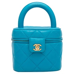 Vintage Cerulean Chanel 1997 Gestepptes Waschtischgehäuse