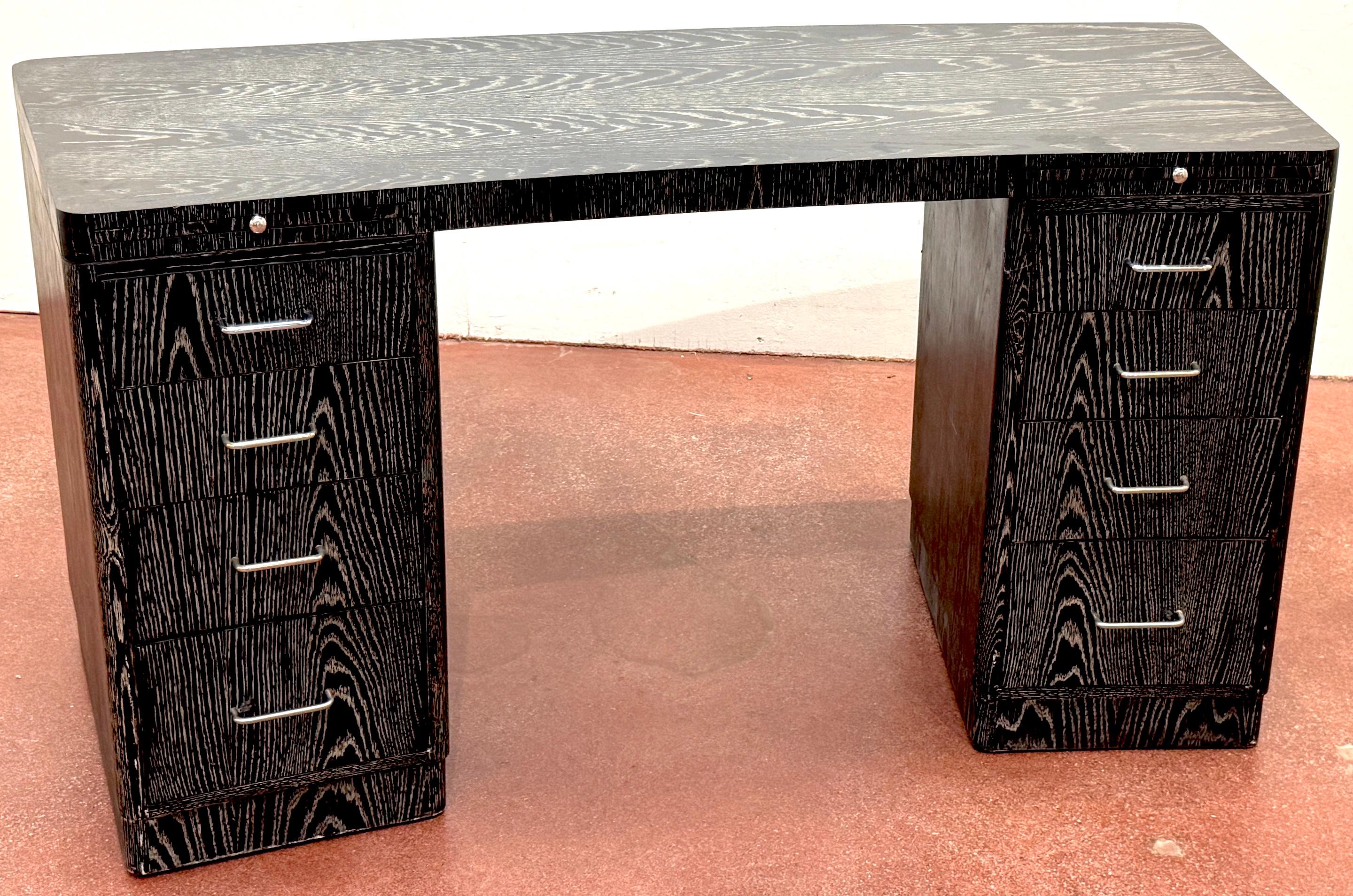 Bureau de direction vintage en Oak Oak, dans le style de James Mont

États-Unis, A.I.C.

Remarquable bureau à double piédestal en chêne cérusé, à la manière de James Mont, avec la présence sculpturale caractéristique de Mont, les veinures