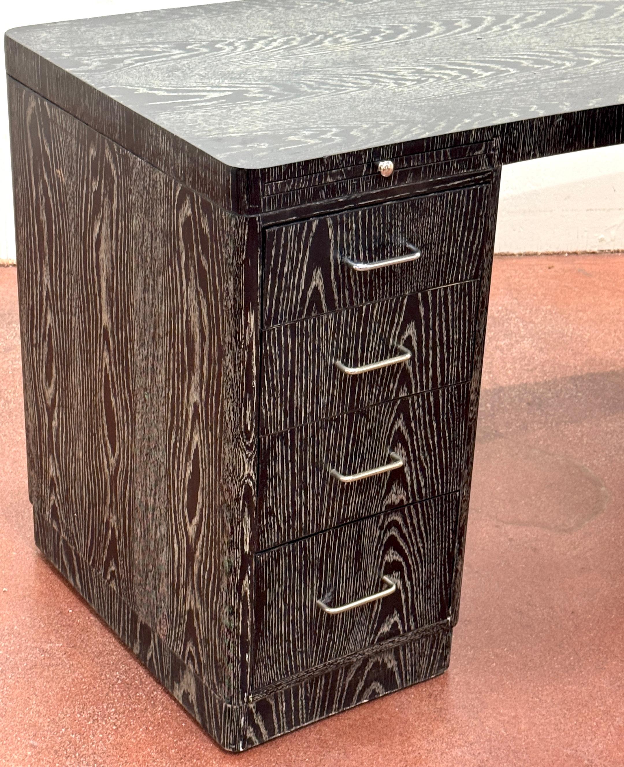 Hollywood Regency Bureau de direction vintage en Oak Oak, dans le style de James Mont en vente