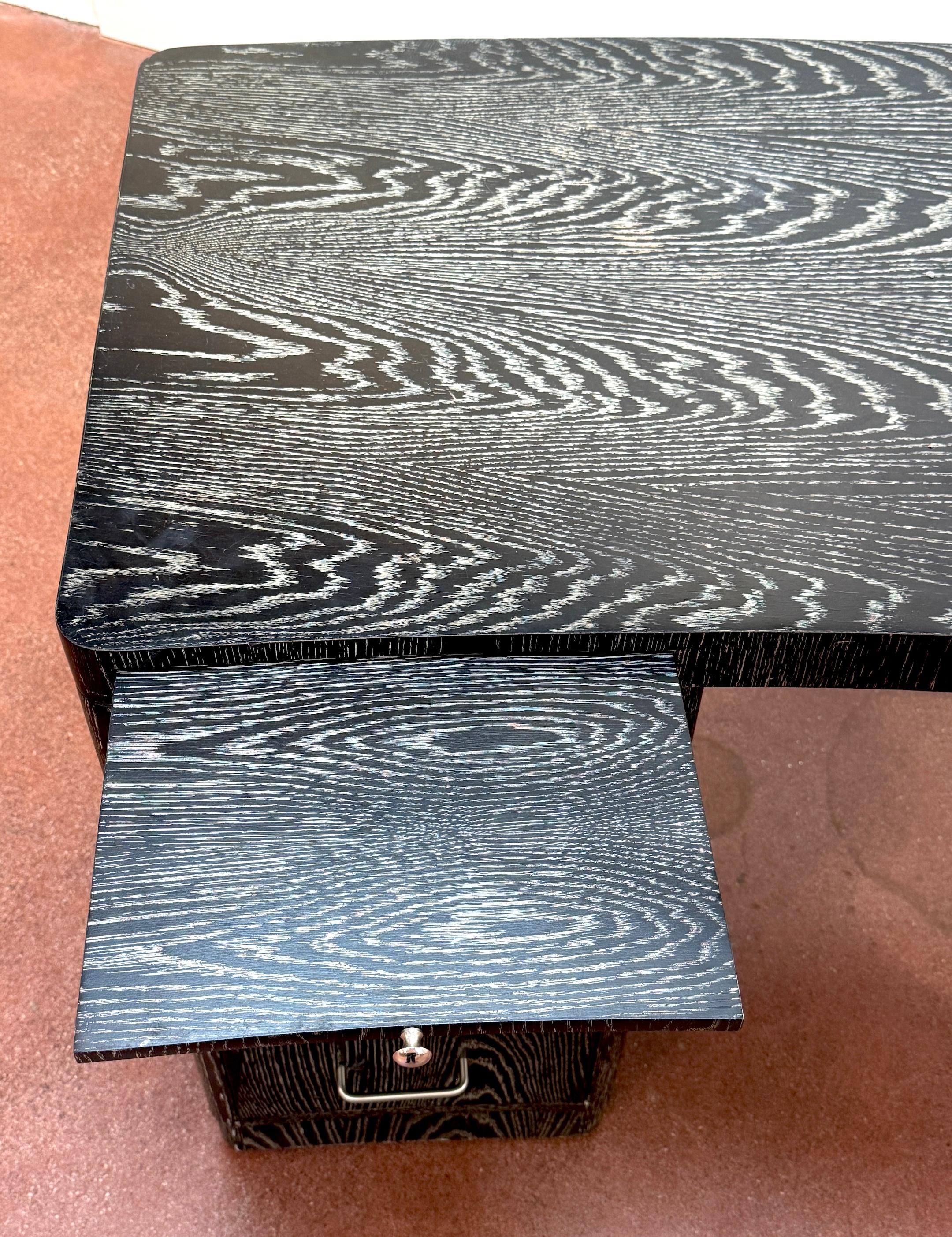 Cérusé Bureau de direction vintage en Oak Oak, dans le style de James Mont en vente