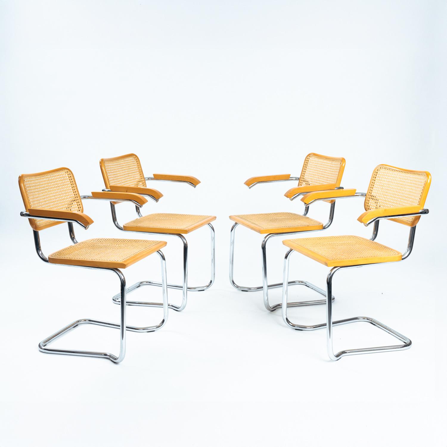 Magnifique ensemble de 4 fauteuils en osier Condit b46, empilables et en très bon état.

Ce modèle s'inspire de l'un des classiques les plus connus et les plus produits : Le design à l'origine de Marcel Breuer à partir de 1928 et peut être combiné