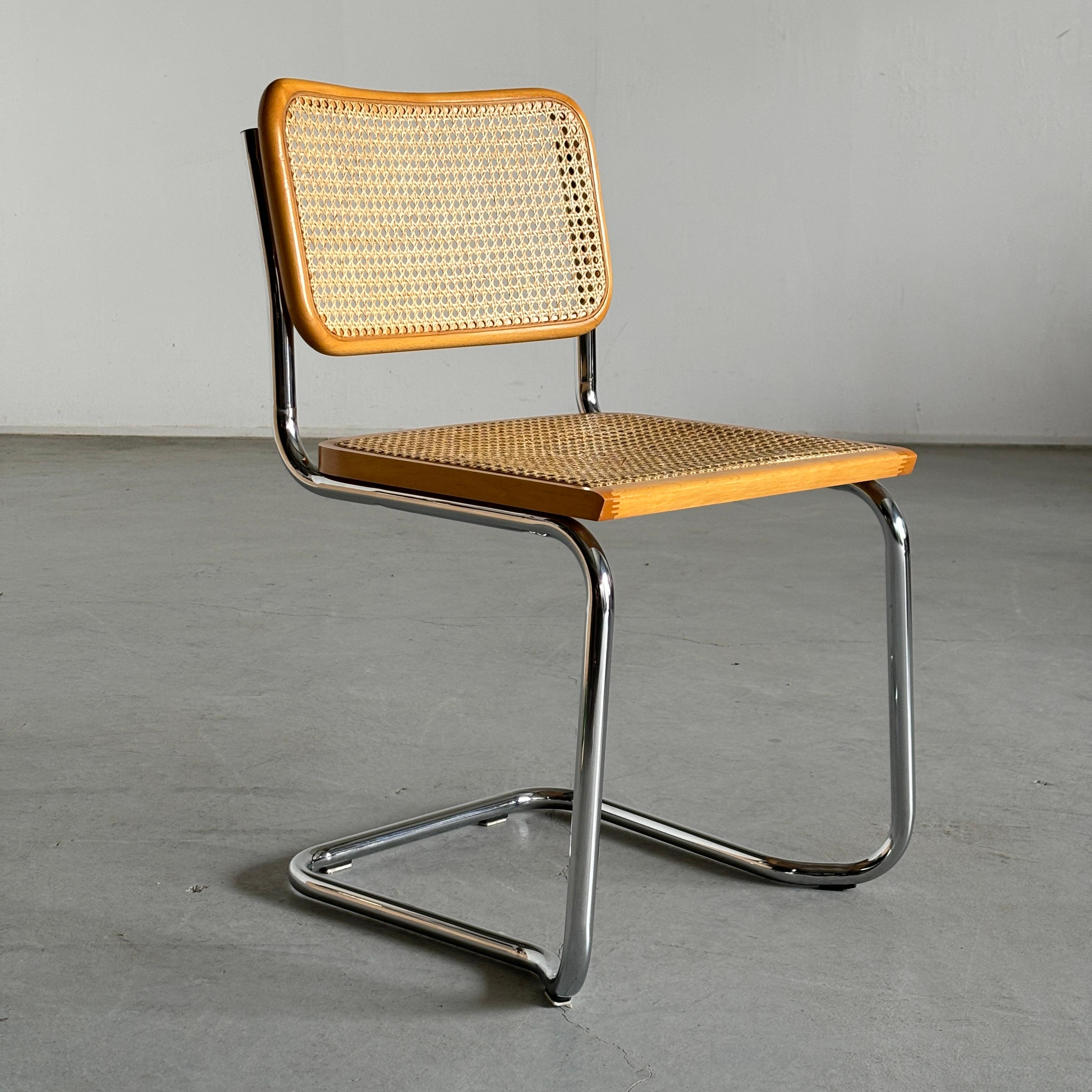 Beautiful vintage Marcel Breuer design B32 cantilever chair. Italian production, late 1980s or early 1990s.

Well preserved, in original vintage condition and with expected signs of age.

Width: 46.5 cm / 18.31 inches
Depth: 52 cm / 20.47