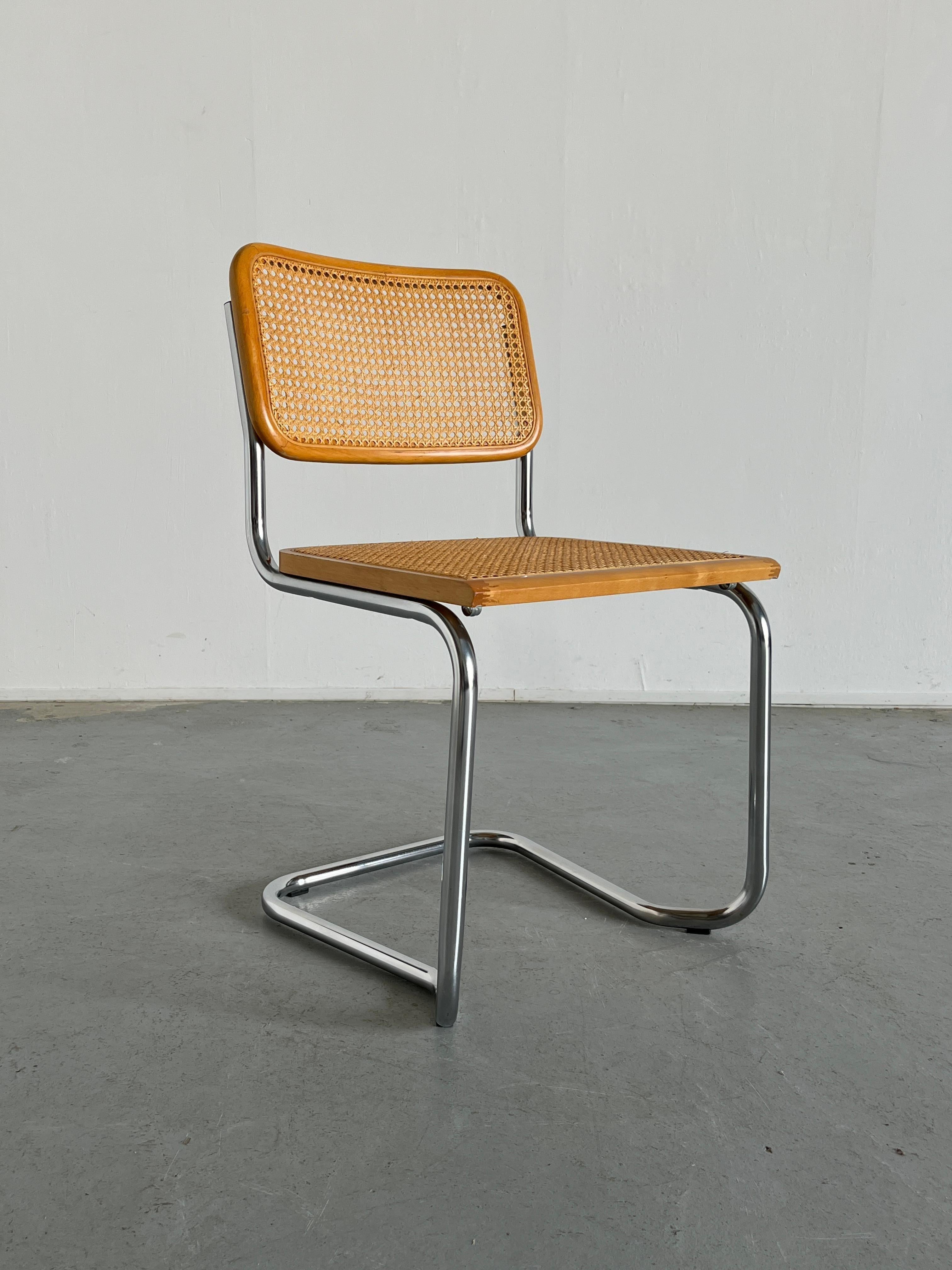 Unas preciosas sillas voladizas B32 de diseño vintage de Marcel Breuer.
Producción italiana de finales de los 80 o principios de los 90.
Bastidor curvado, apilable con otros modelos del mismo bastidor.

Bien conservado, en estado original de época