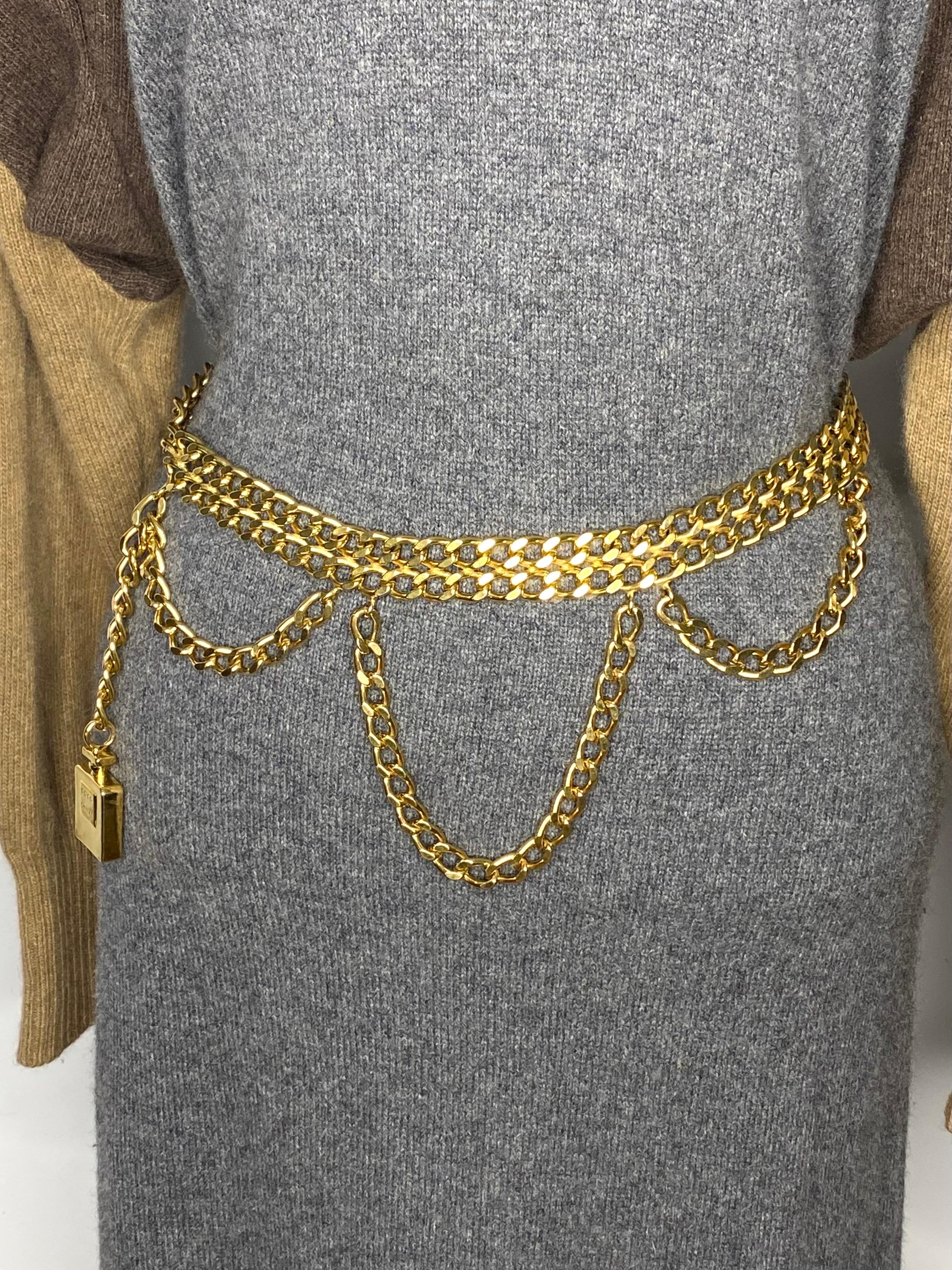 Magnificent vintage chanel
belt, double golden chain
of 2.2 cm, pretty draped
with chains (at the lowest
10cm), ending with a
perfume bottle stamped
coco chanel with a height
of 4cm and 2.8 cm wide.
The chain closes with a
small hook at 72cm.
The