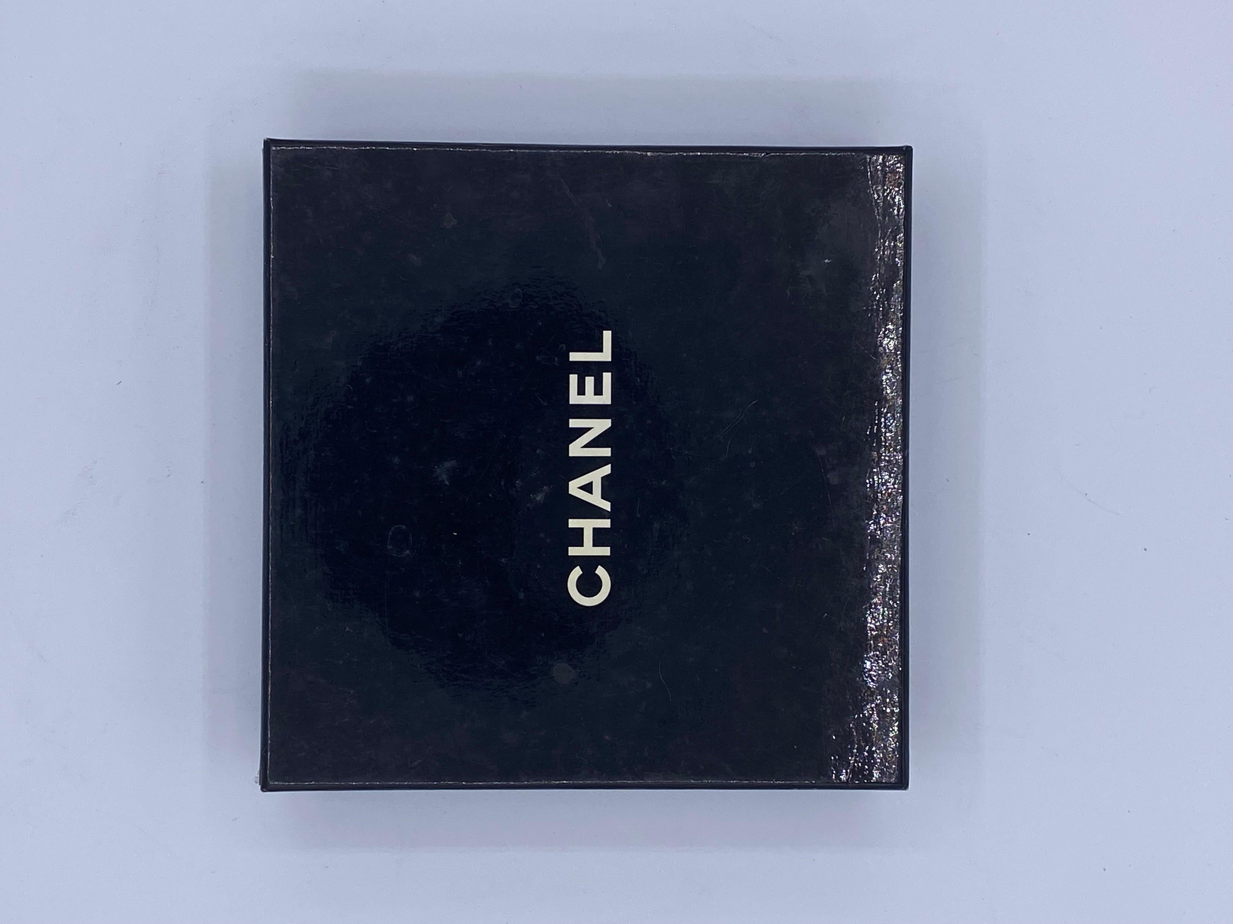 Vintage Kettengürtel mit Kette, drapiert mit Chanel-Parfümflasche im Angebot 3