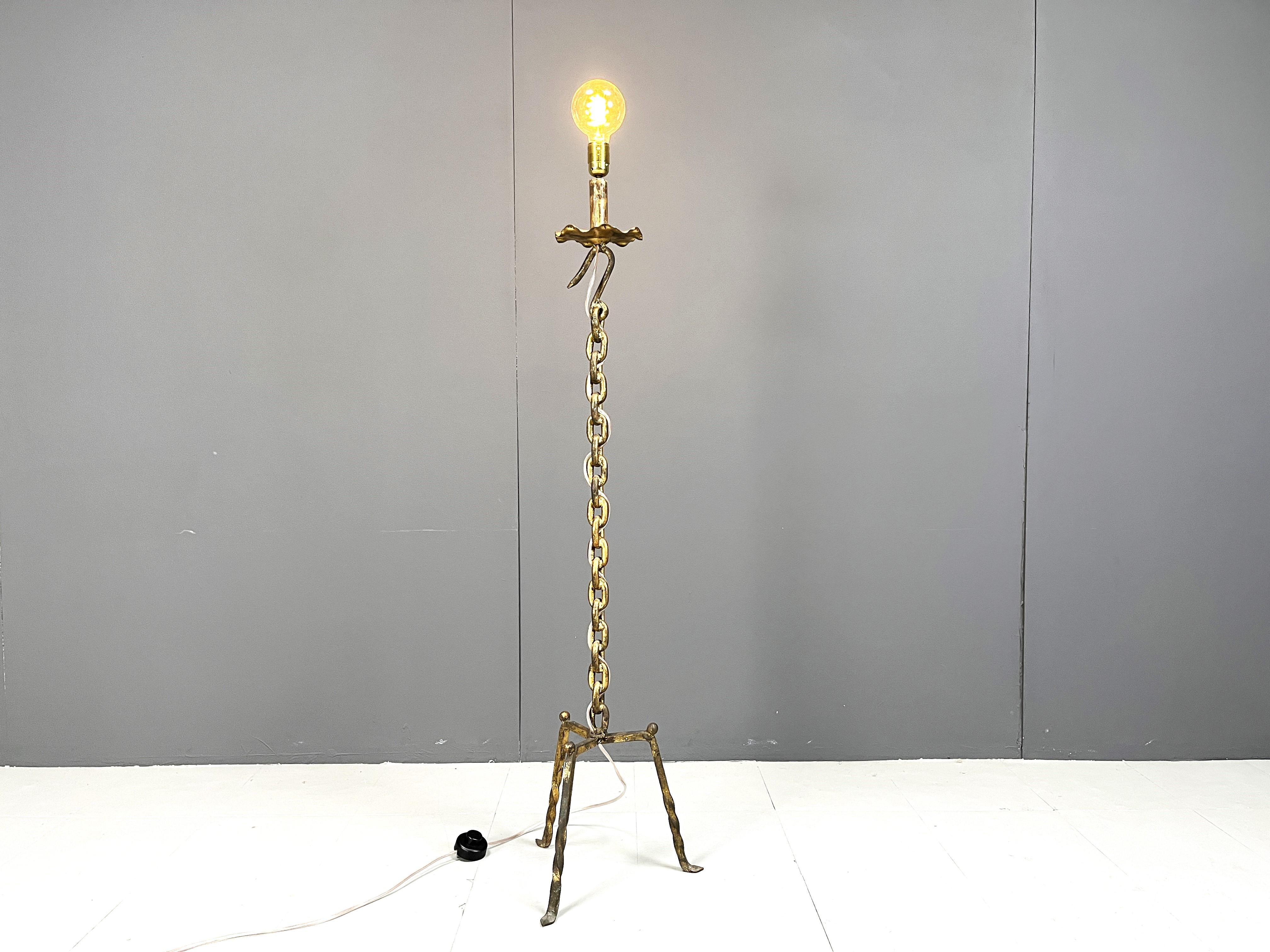 Vintage gilt metal chain link floor lamp on a tripod base.

Cool statement piece.

1960s - Portugal

Good condition

Height: 136cm
Diameter: 35cm

We can also supply a custom made shade uppon request.

Tested and ready to use with a regular E27