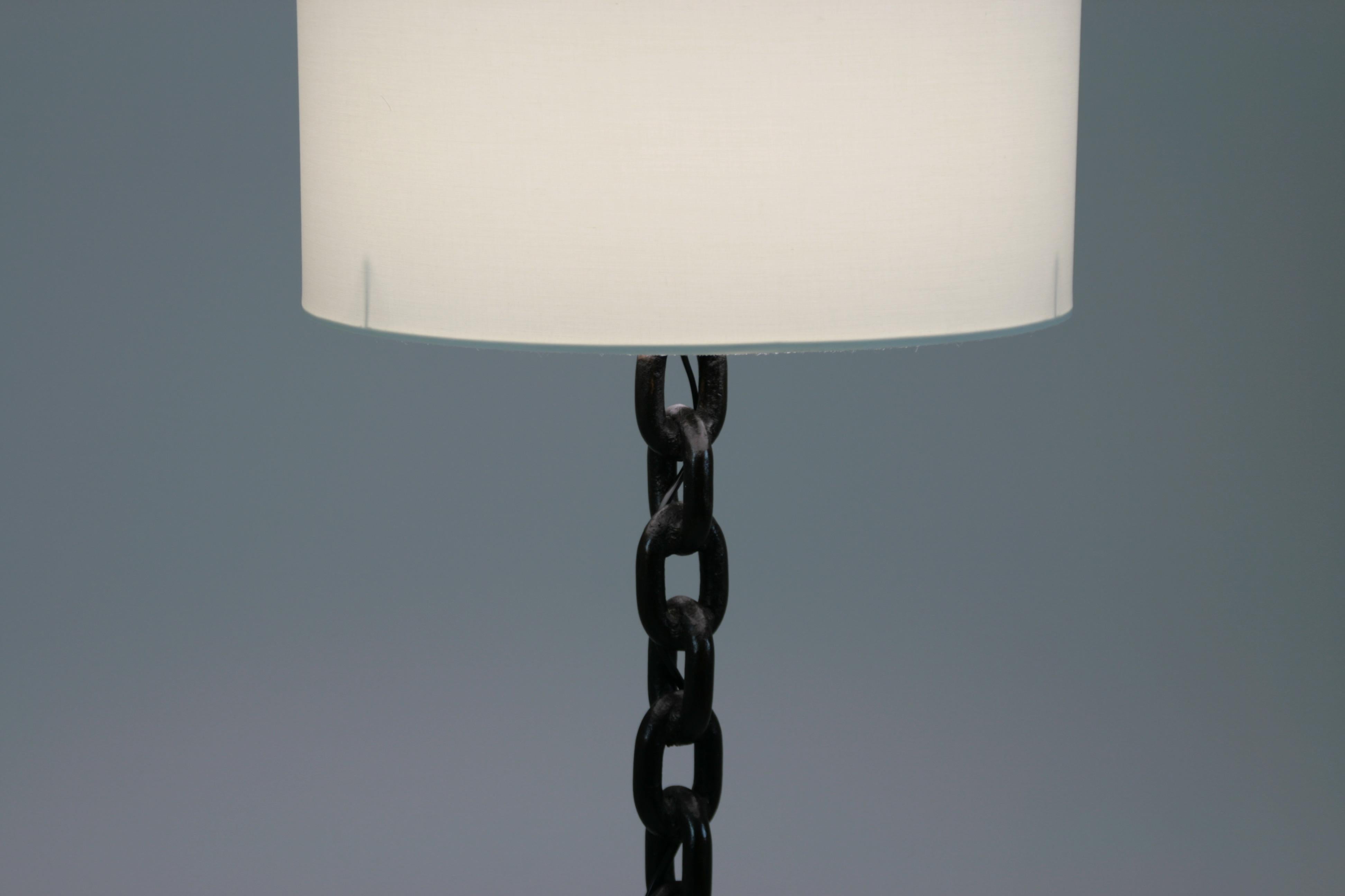 Brutalist floor lamp from the 1960s in chain links welded to a steel tripod foot. Black lacquer. Fully restored European plug and wiring. In the style of Franz West. In good condition. Dimensions: total height 157cm Height of the feet 136cm Diameter