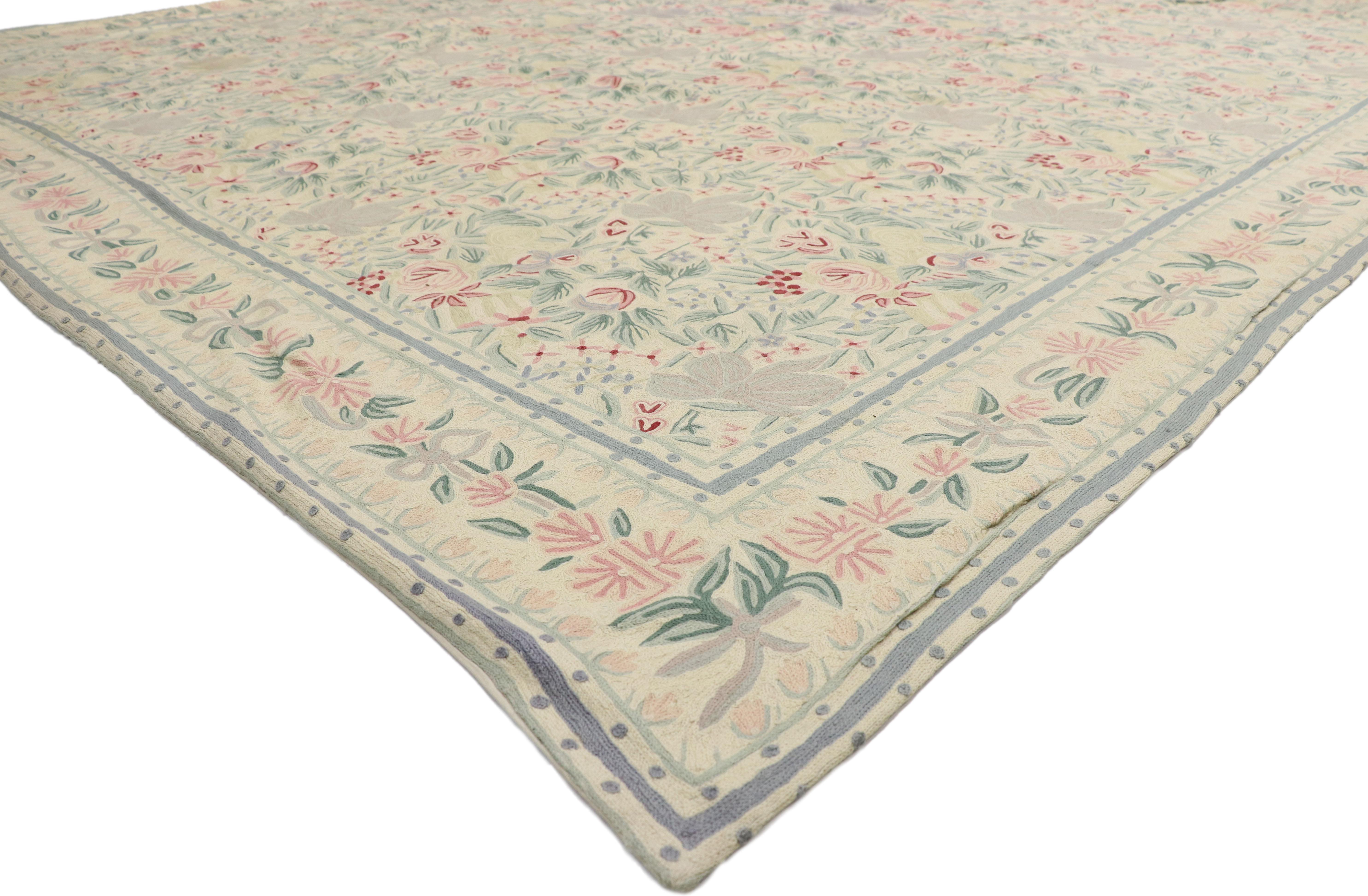 Provincial français Tapis vintage à motifs floraux à points de chaîne avec style Chintz d'Aubusson français en vente