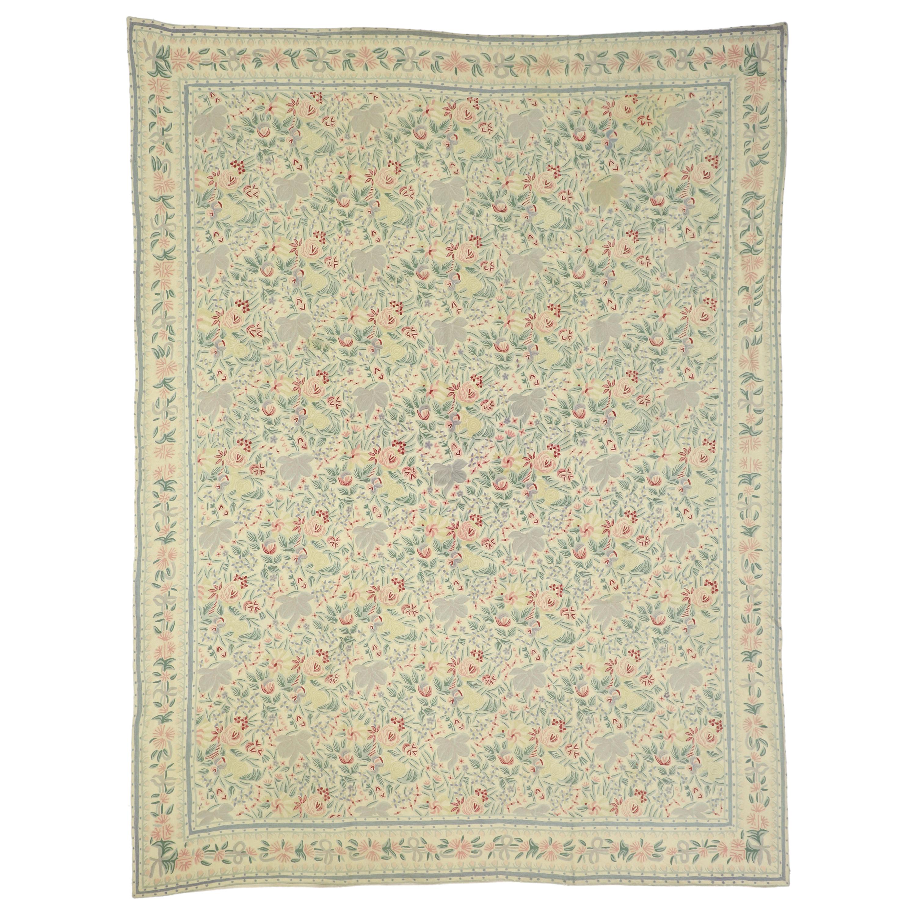 Tapis vintage à motifs floraux à points de chaîne avec style Chintz d'Aubusson français en vente