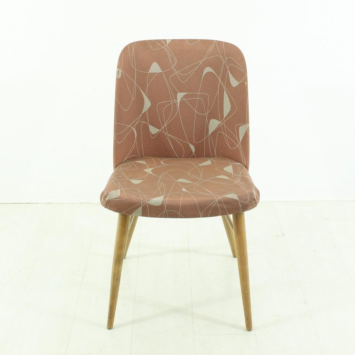 - Remains in good working condition
- Seat not upholstered with foam
- Has a classic 1950s pattern
- Very comfortable chair.