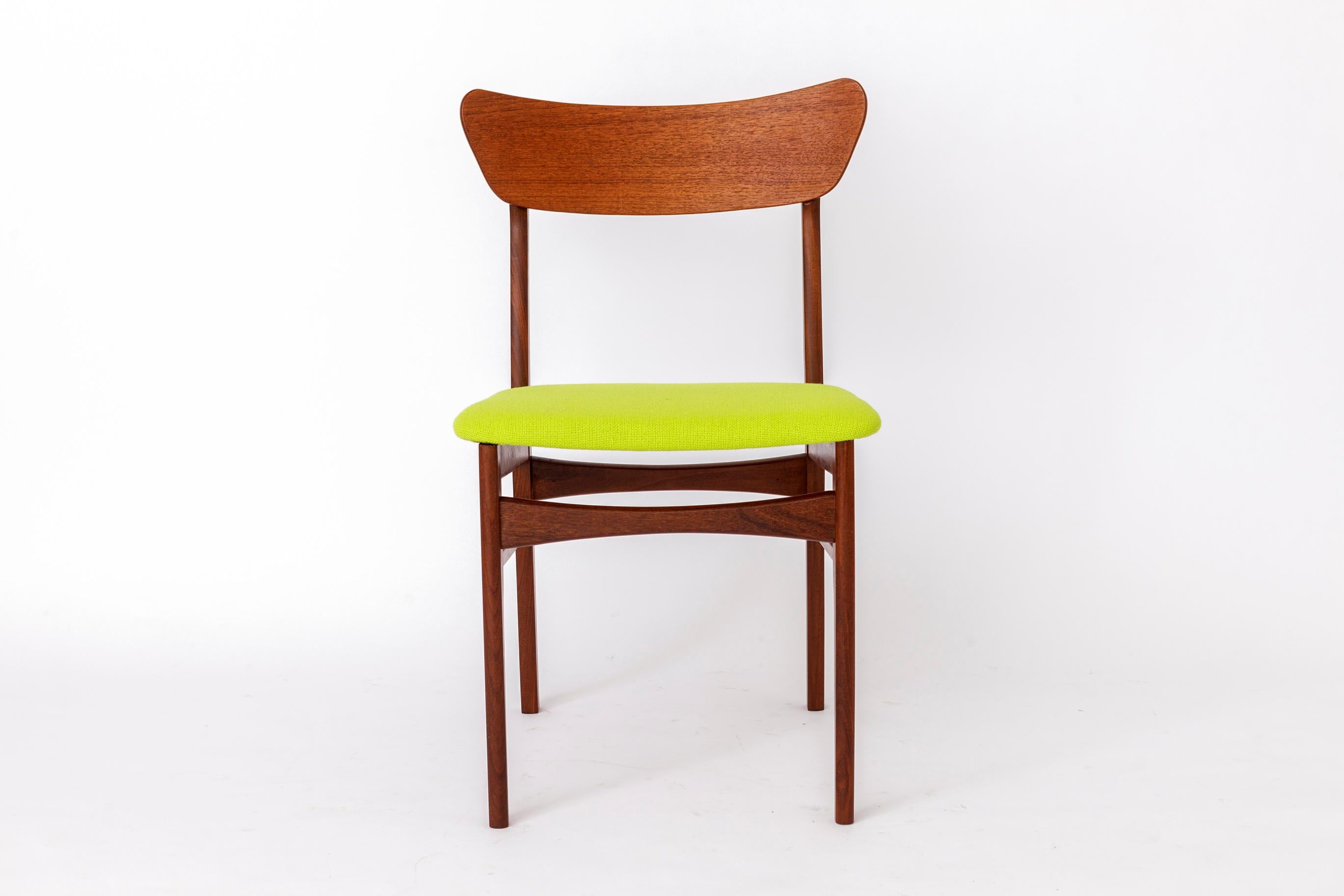 Chaise By Vintage du Danemark, fabricant inconnu.
Période de production : 1960s.
Une seule chaise est disponible.

Cadre en bois de teck massif, remis à neuf et huilé.
L'assise a été retapissée avec un tissu vert clair.
Dans l'ensemble en très bon
