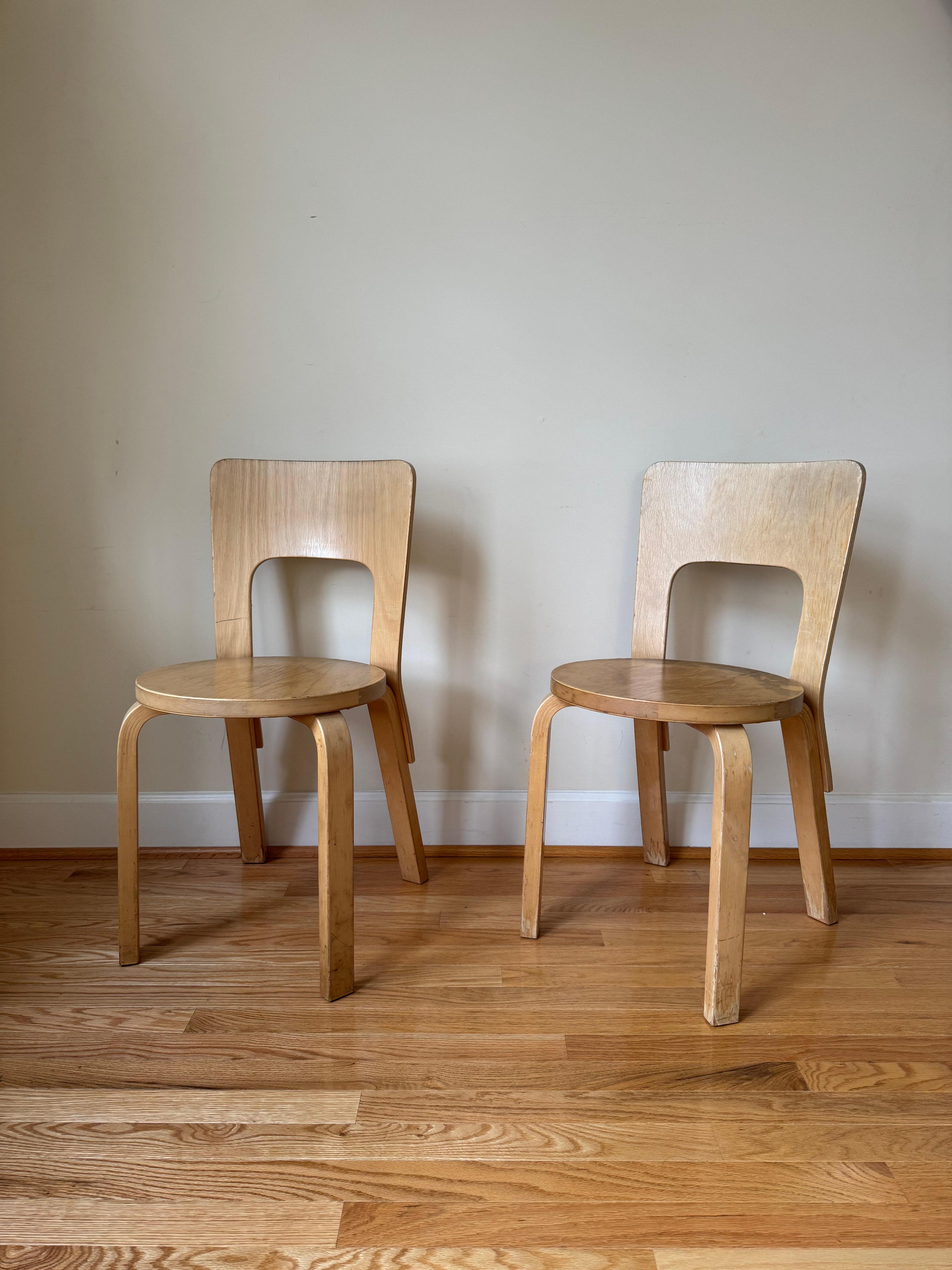 Chair 66 ist ein universeller Holzstuhl in der Tradition klassischer Küchen- und Caféhausstühle; seine sichtbare, additive Konstruktionslogik ist charaktervoll und ansprechend für das Auge. Die breite Rückenlehne bietet Komfort und Flexibilität,
