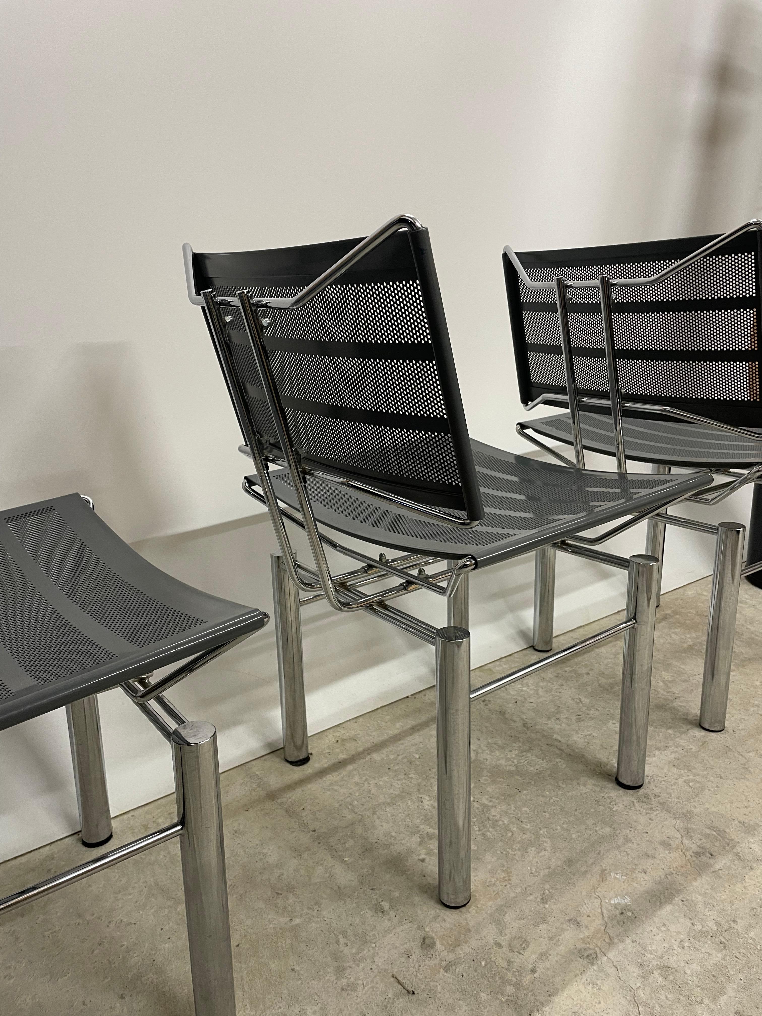 Was ein schöner klassischer Stuhl im postmodernen Stil. Designt wurde der Stuhl von Hans Ulrich Bitsch für Kusch & Co in den 80er Jahren. 

Dieses sehr seltene Meisterwerk besteht komplett aus Stahl und verchromten Stahl. Somit wiegt ein einziger