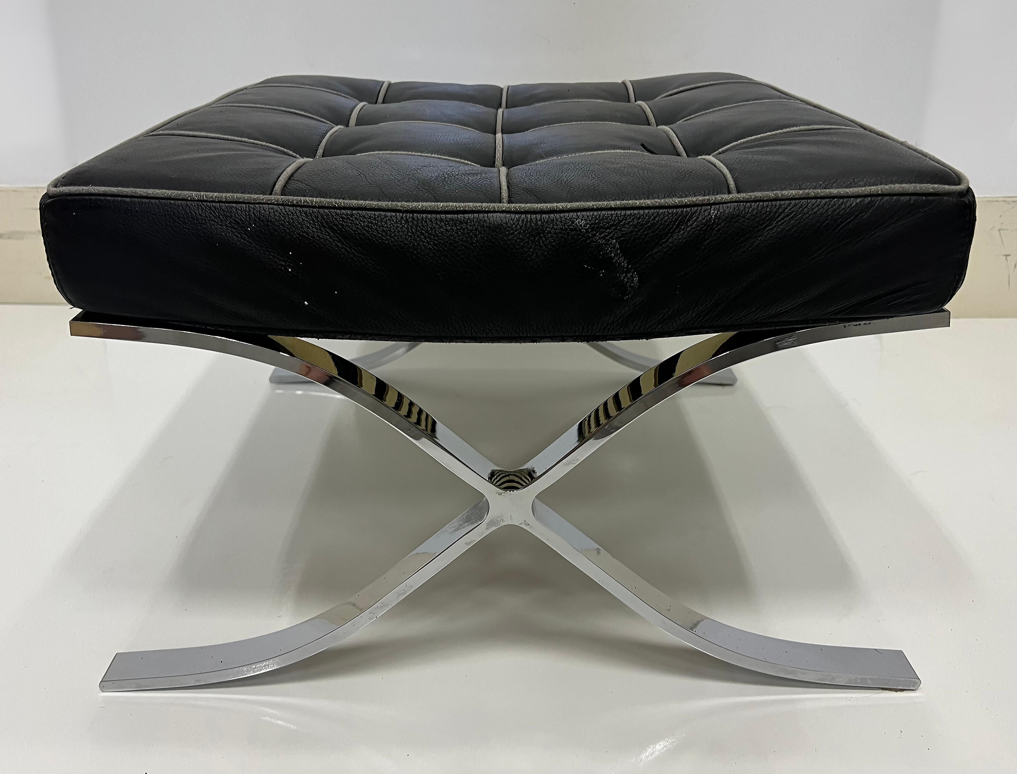 Set di sedie e ottomane vintage in stile Barcelona Chair di Mies Van der Rohe in vendita 5