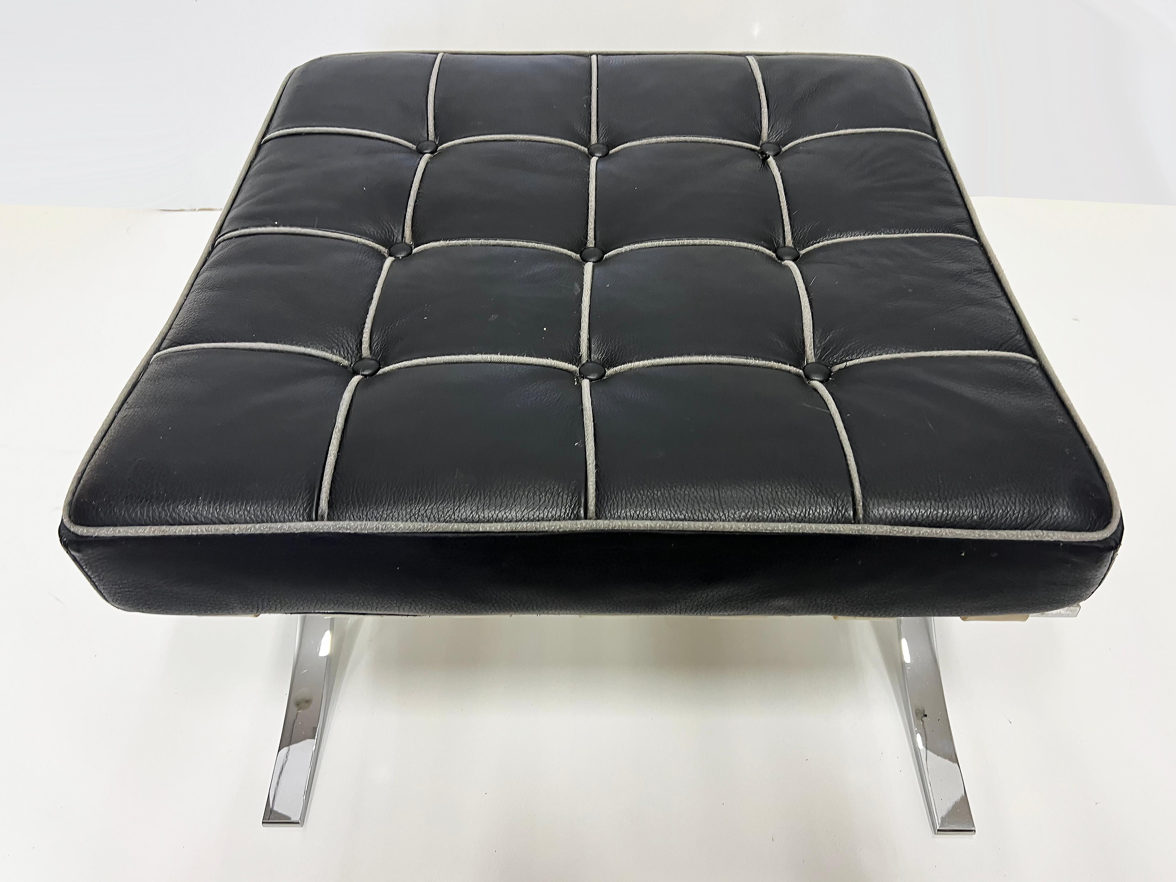 Set di sedie e ottomane vintage in stile Barcelona Chair di Mies Van der Rohe in vendita 6