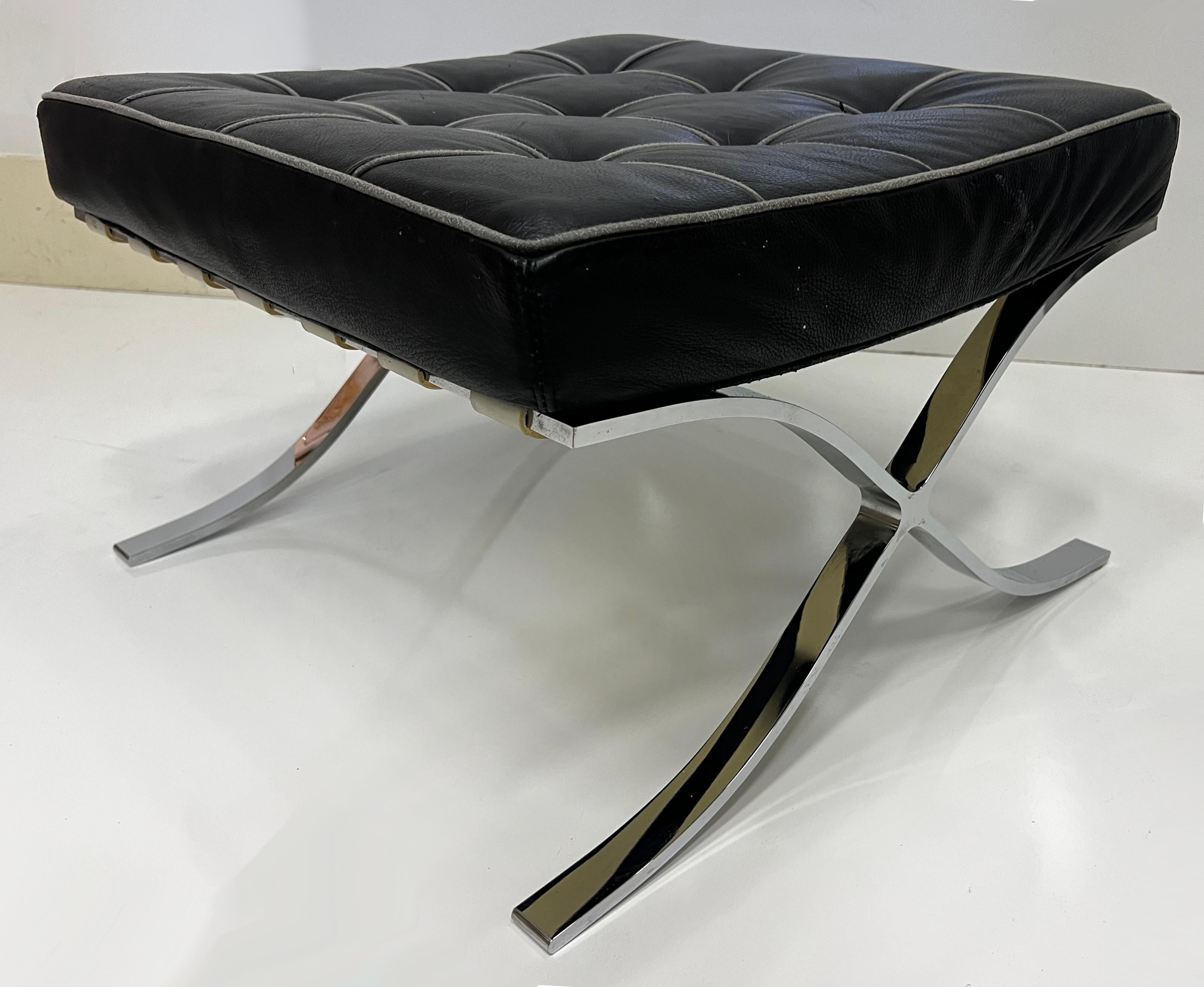 Set di sedie e ottomane vintage in stile Barcelona Chair di Mies Van der Rohe in vendita 7
