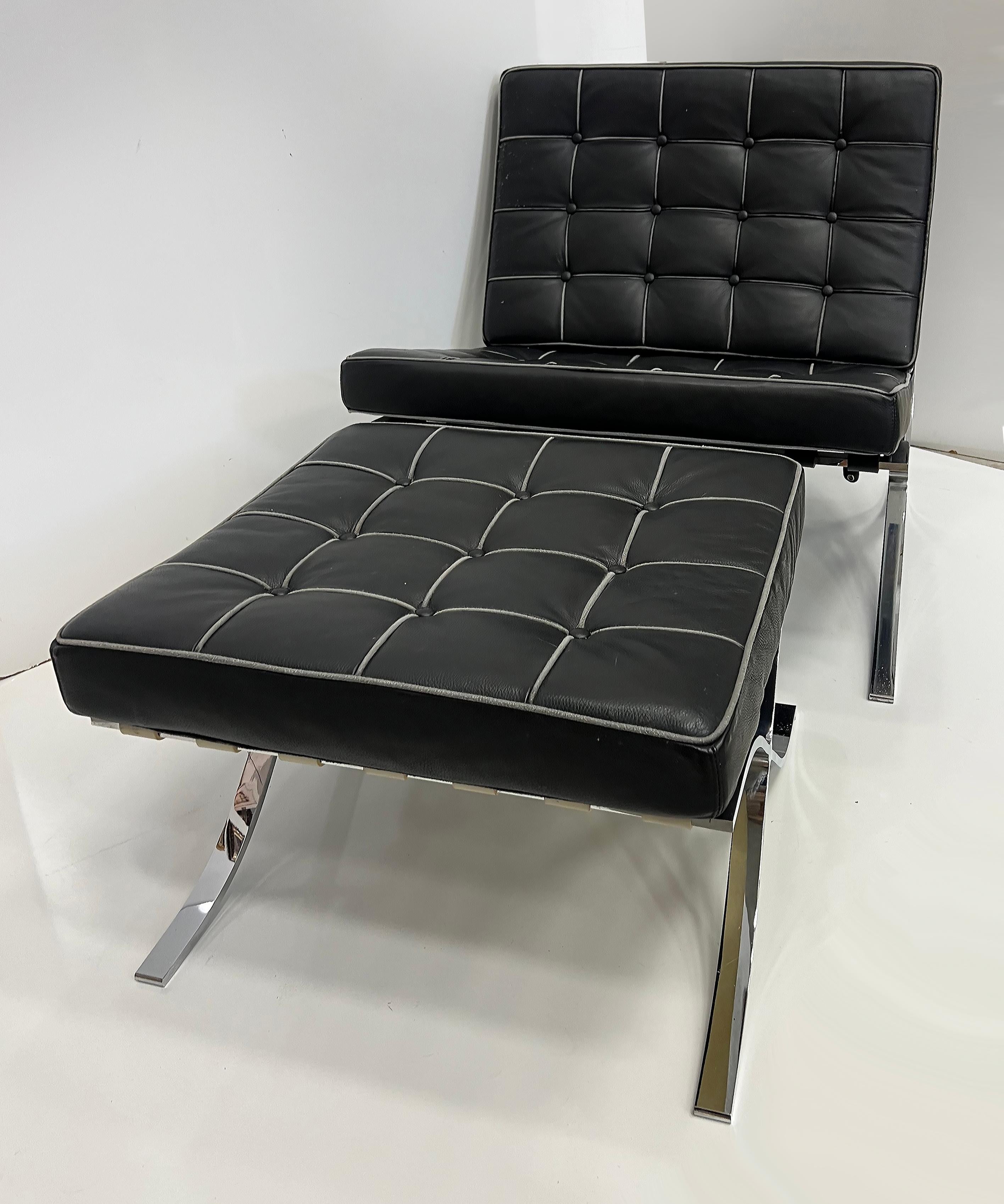 Set di sedie e ottomane vintage in stile Barcelona Chair di Mies Van der Rohe

In vendita una sedia e un pouf d'epoca in stile Barcellona, disegnati originariamente nel 1929 da Mies Van der Rohe. Questa è una versione della fine del XX secolo.    