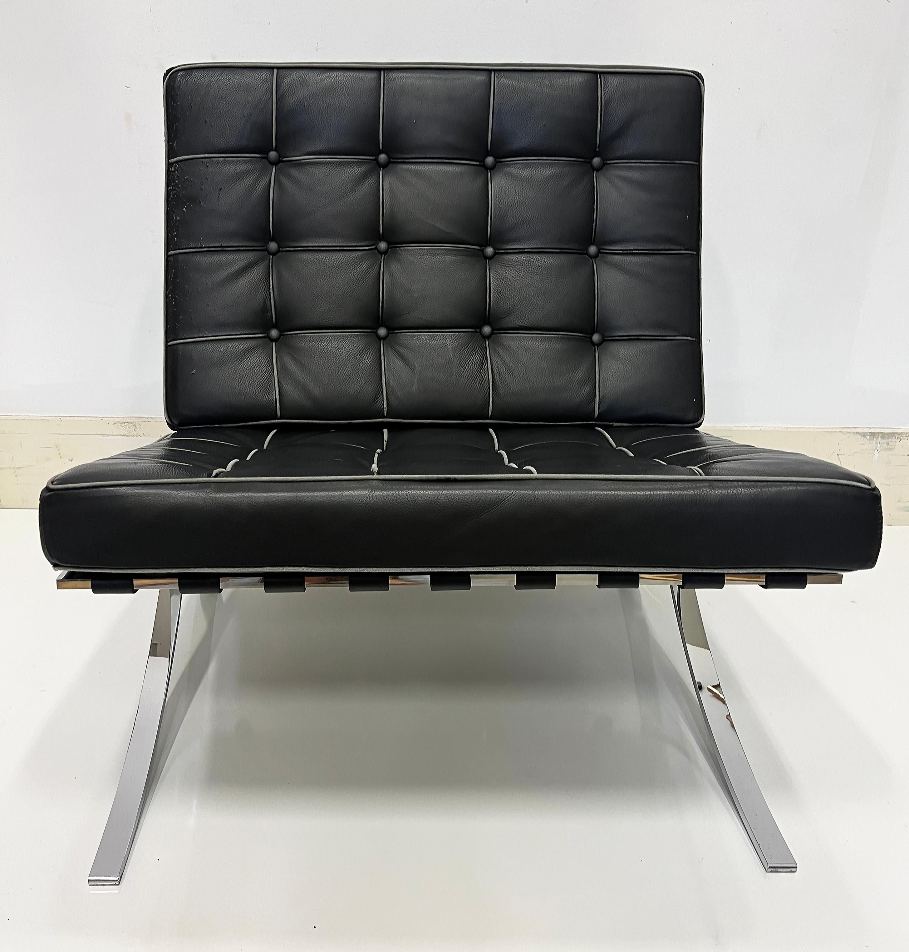 Set di sedie e ottomane vintage in stile Barcelona Chair di Mies Van der Rohe In condizioni buone in vendita a Miami, FL