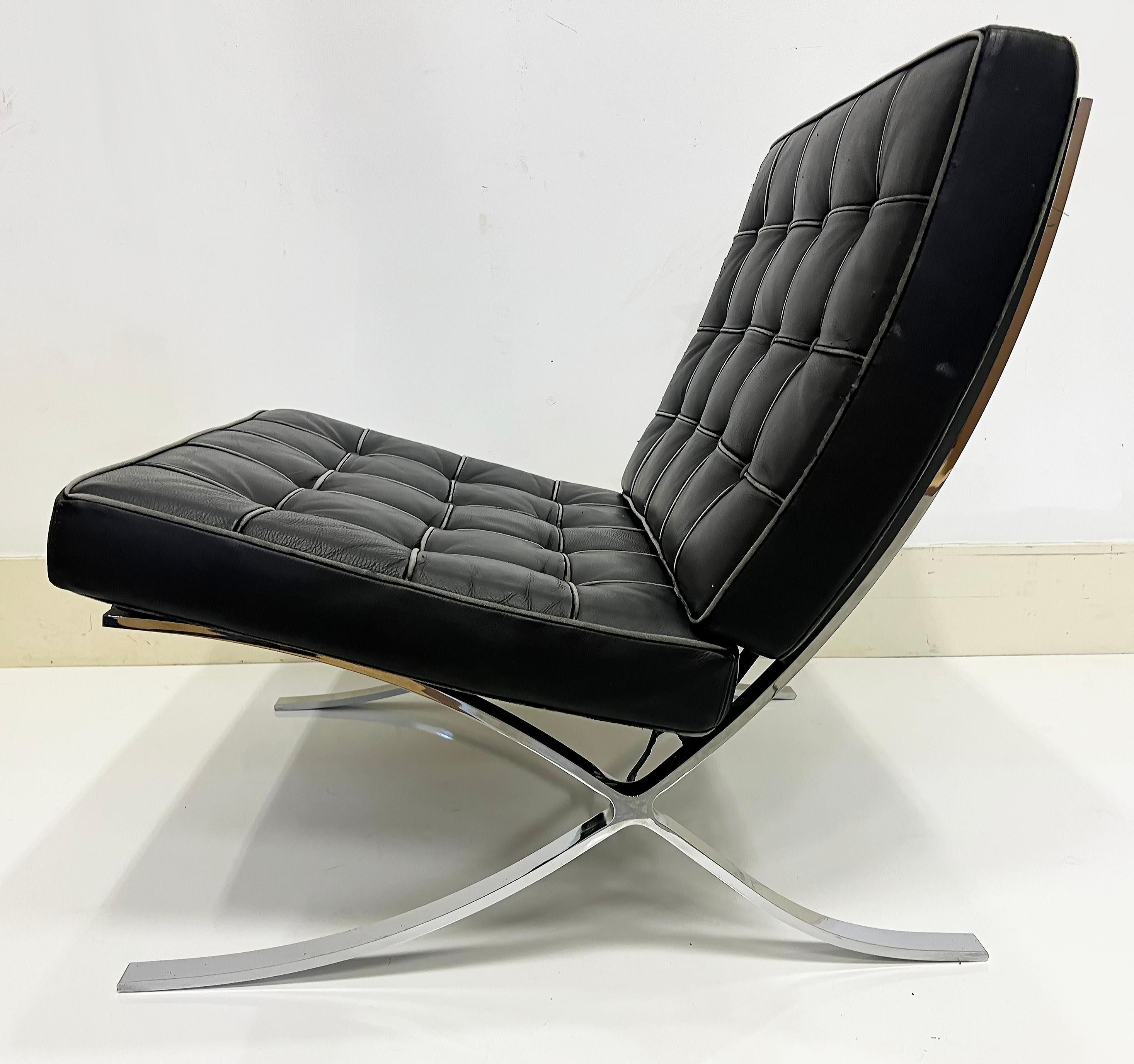 XX secolo Set di sedie e ottomane vintage in stile Barcelona Chair di Mies Van der Rohe in vendita