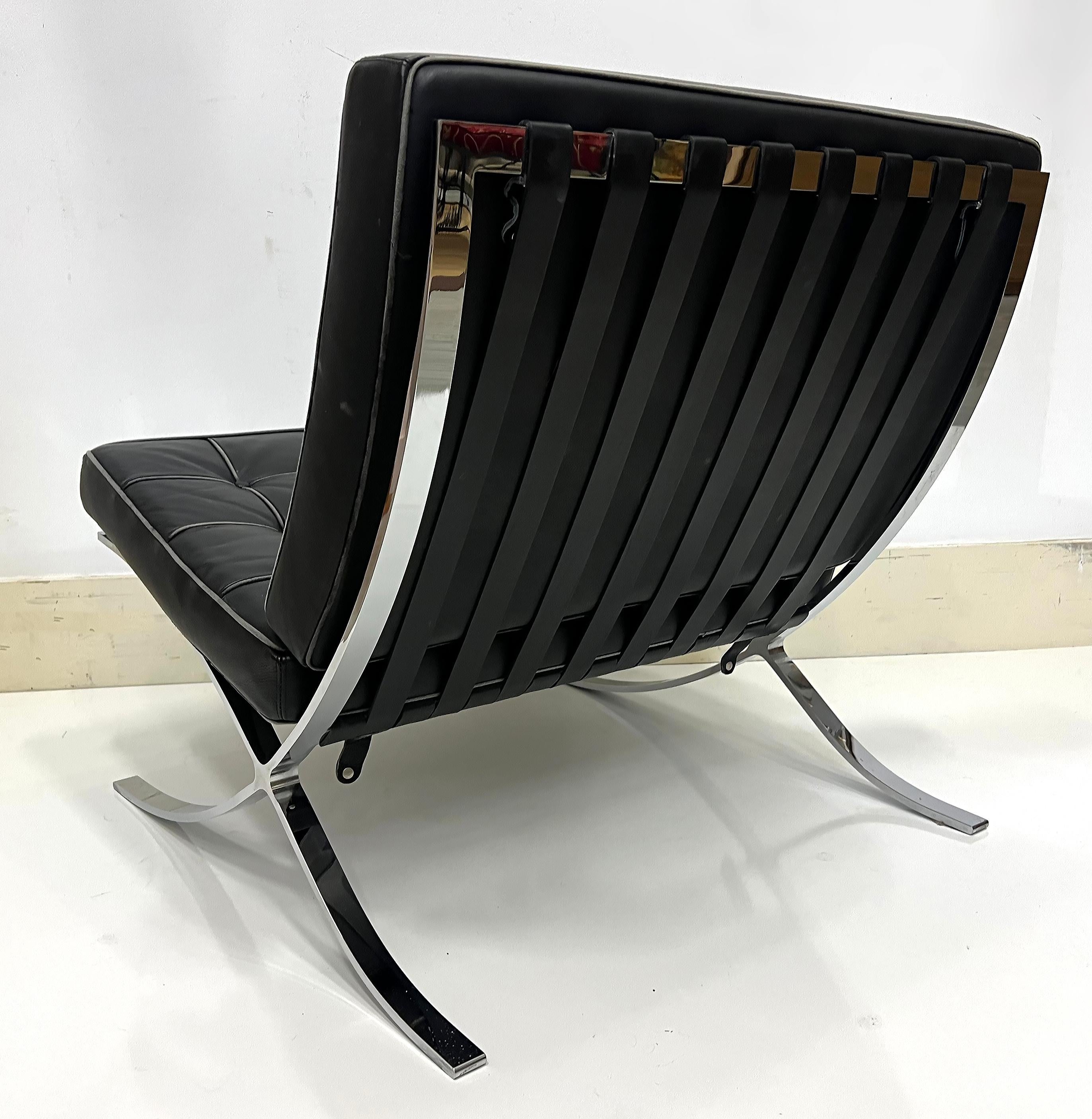 Pelle Set di sedie e ottomane vintage in stile Barcelona Chair di Mies Van der Rohe in vendita