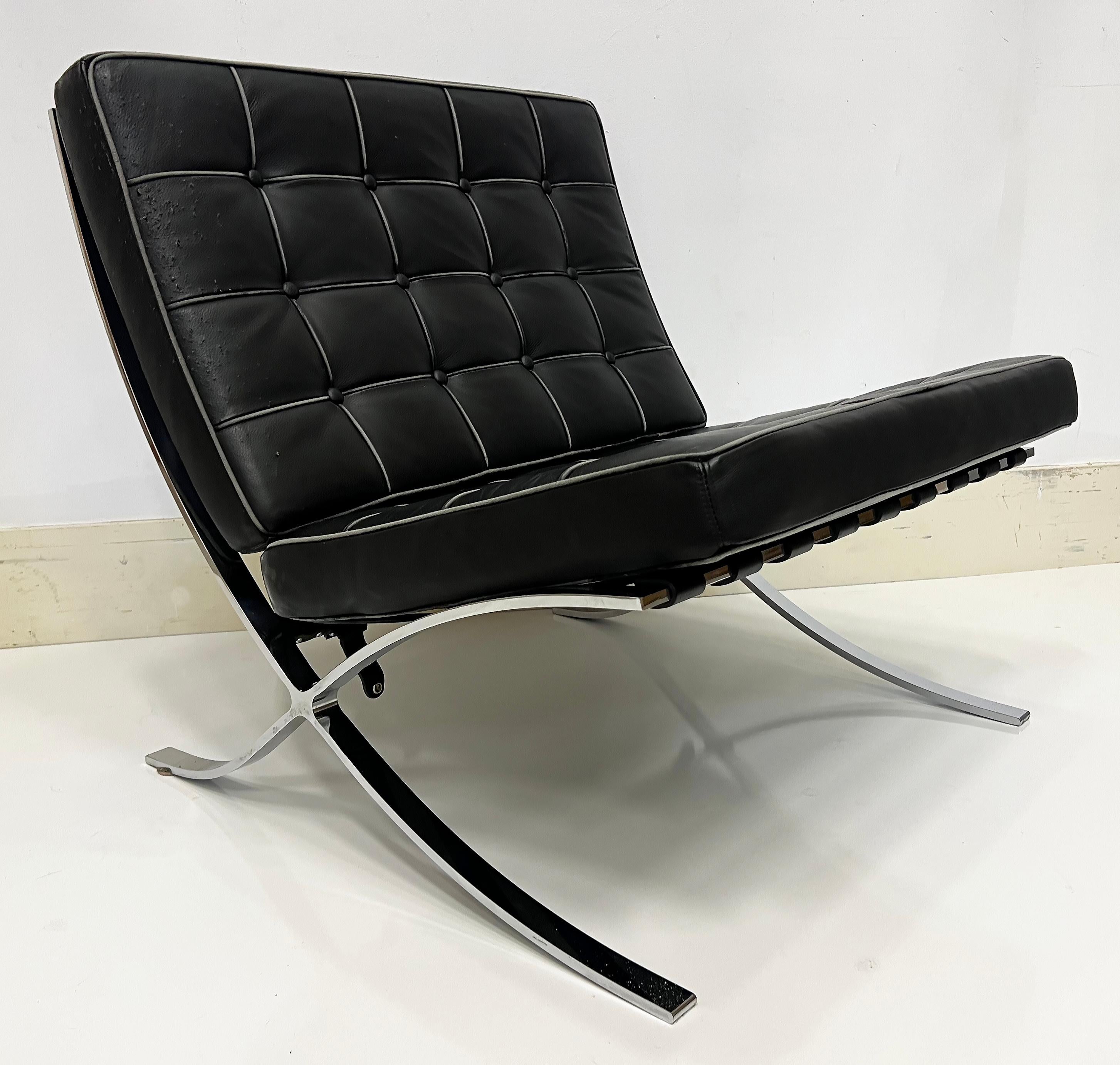 Set di sedie e ottomane vintage in stile Barcelona Chair di Mies Van der Rohe in vendita 1