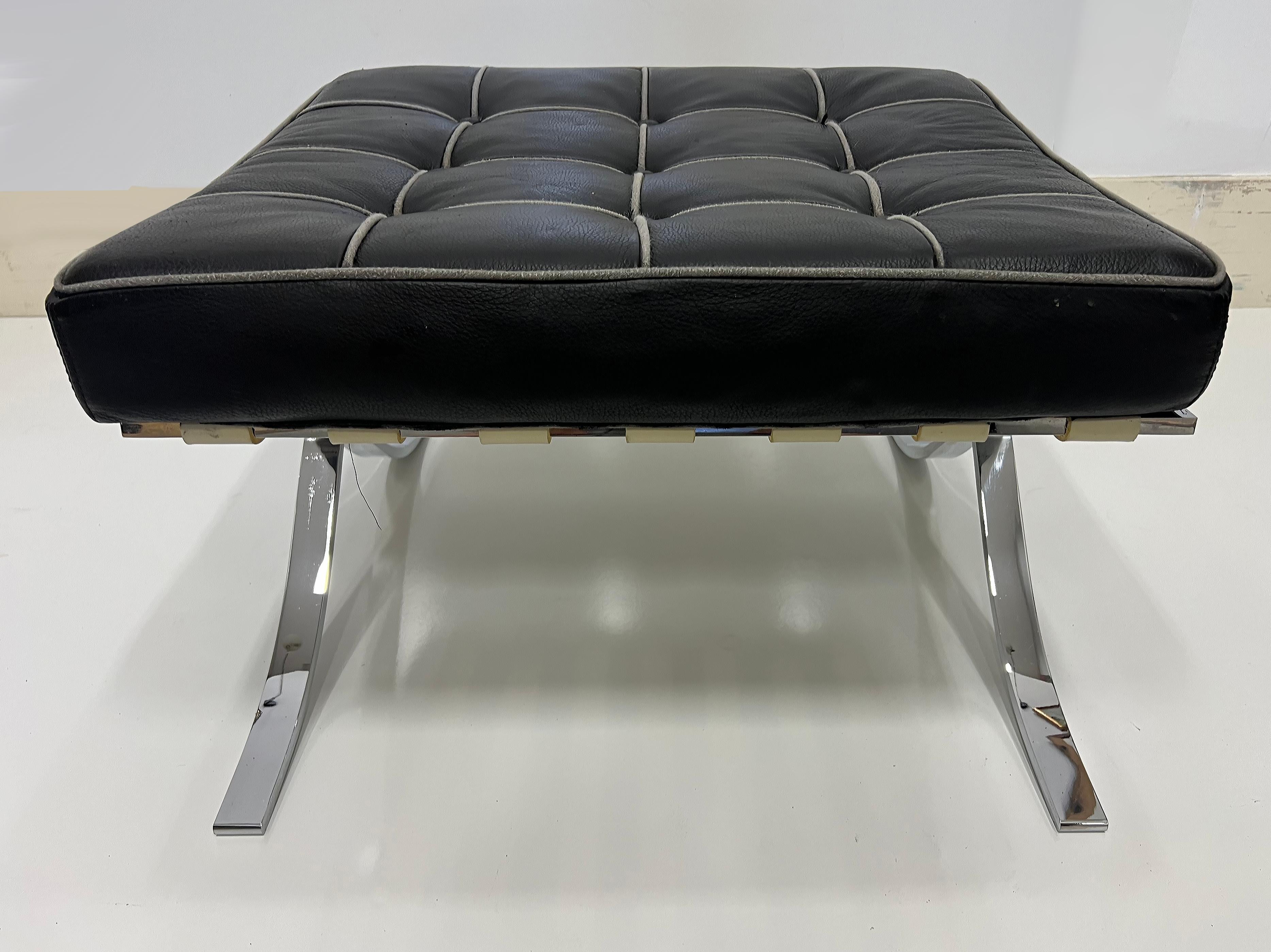 Set di sedie e ottomane vintage in stile Barcelona Chair di Mies Van der Rohe in vendita 3