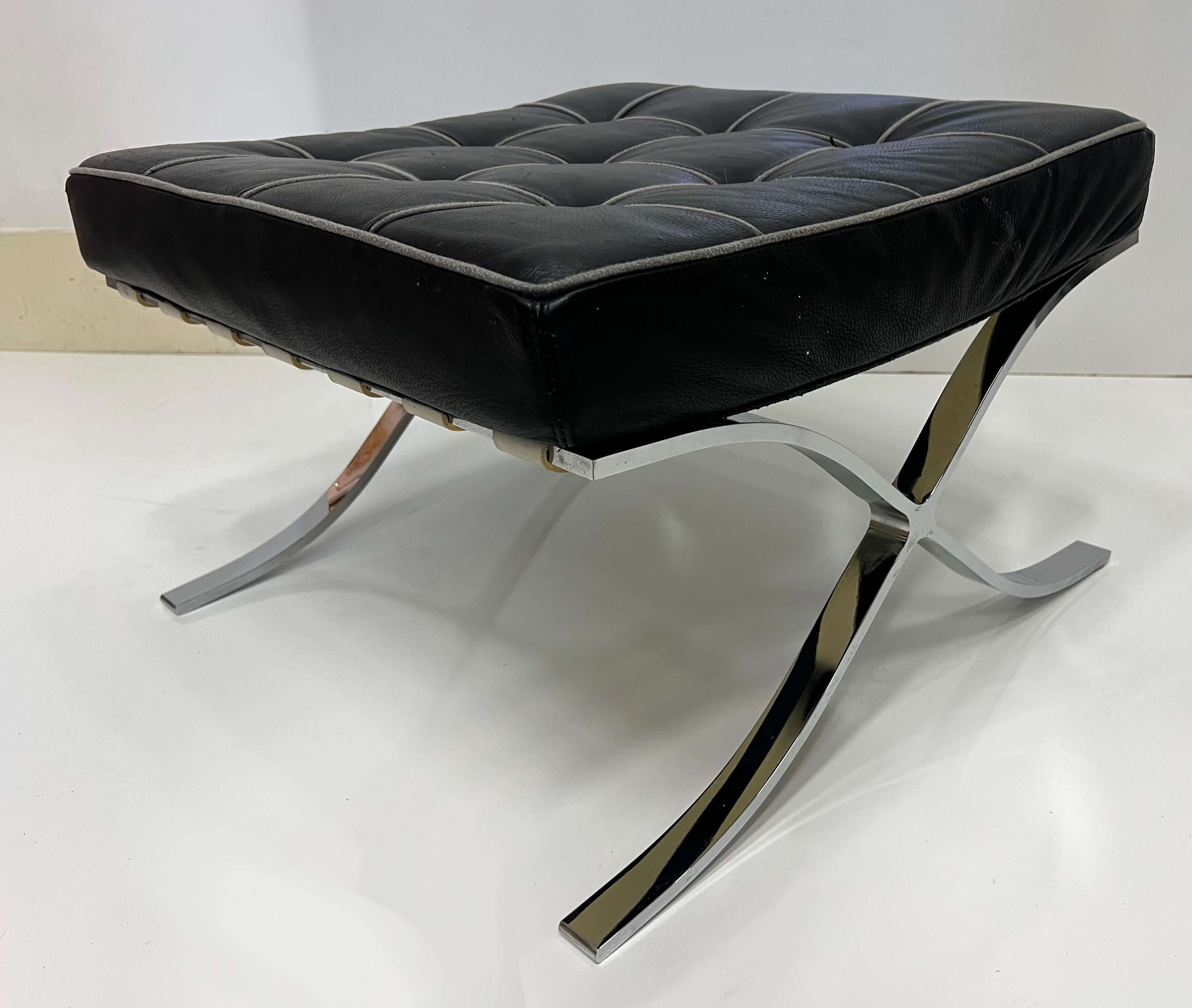 Set di sedie e ottomane vintage in stile Barcelona Chair di Mies Van der Rohe in vendita 4